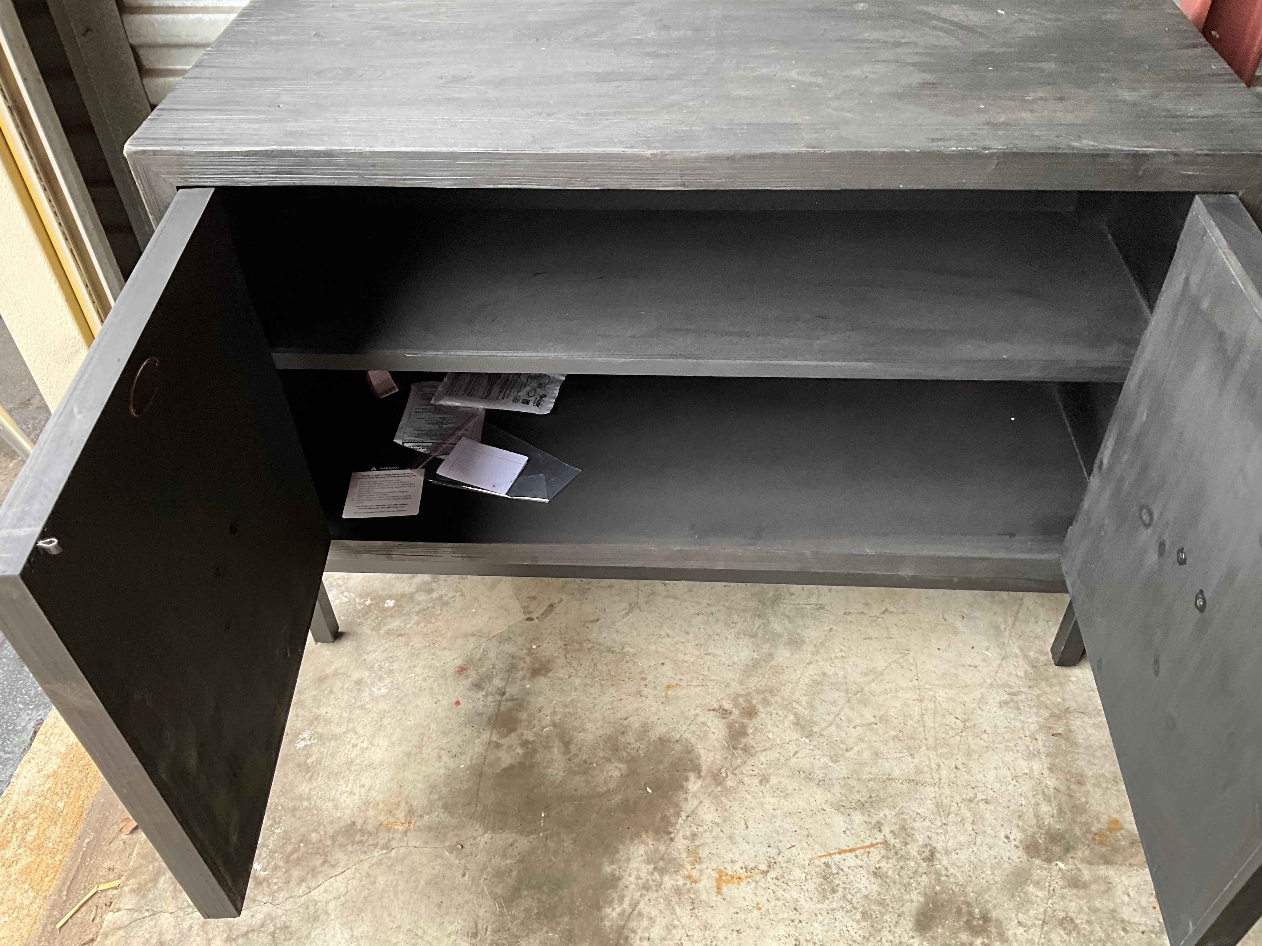 Nuovo Uttermost Armadietti moderni organici neri e dorati - Coppia In condizioni buone in vendita a Kennesaw, GA