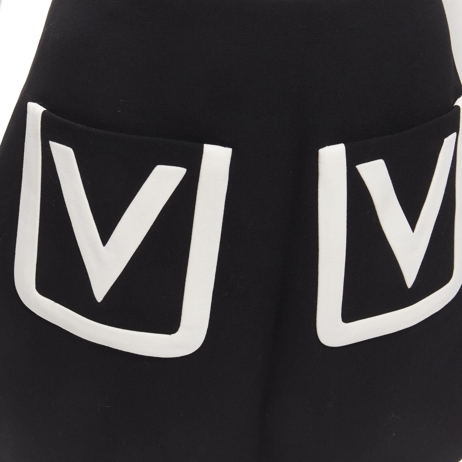 new VALENTINO 100% virgin wool black V Logo patch pocket A-line skirt IT38 XS
Reference: AAWC/A00379
Brand: Valentino
Designer: Pier Paolo Piccioli
Collection: V Logo
Material: Virgin Wool
Color: Black, White
Pattern: Solid
Closure: Zip
Lining: