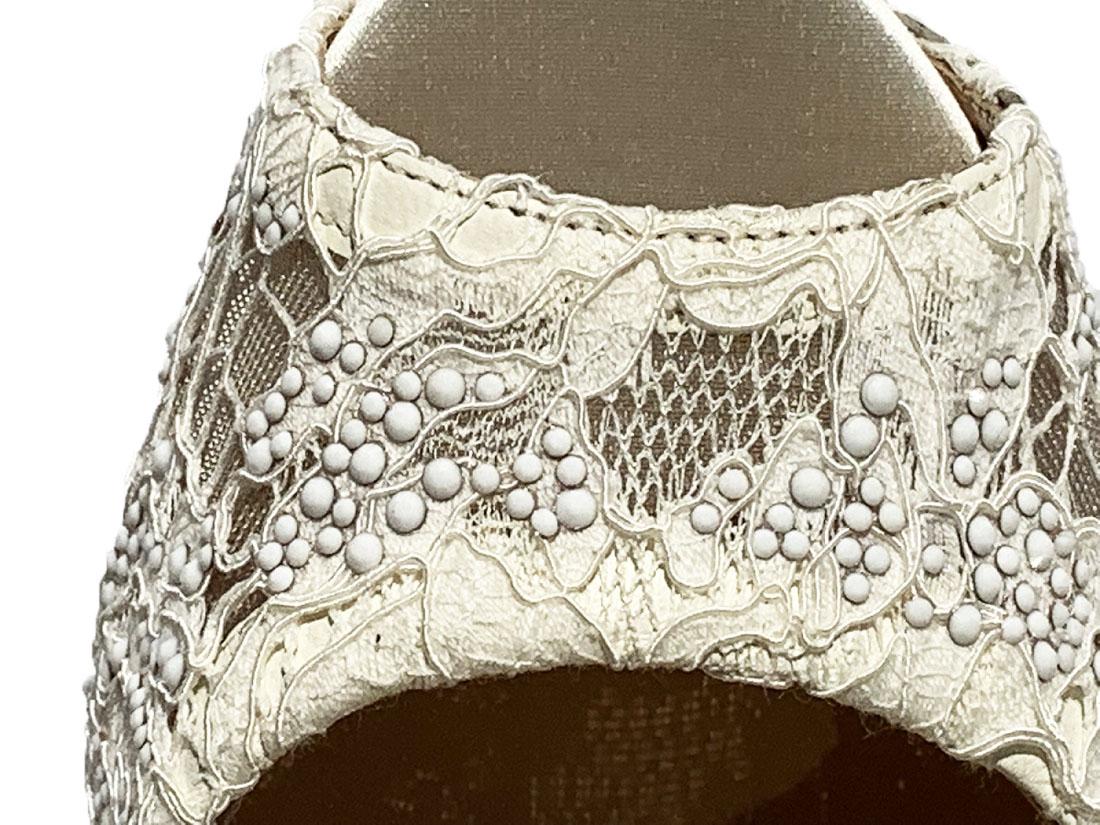 Escarpins à plateforme Valentino blanc cassé ornés de dentelle et de cristaux, Taille IT 39,5, 1745 $  Pour femmes en vente