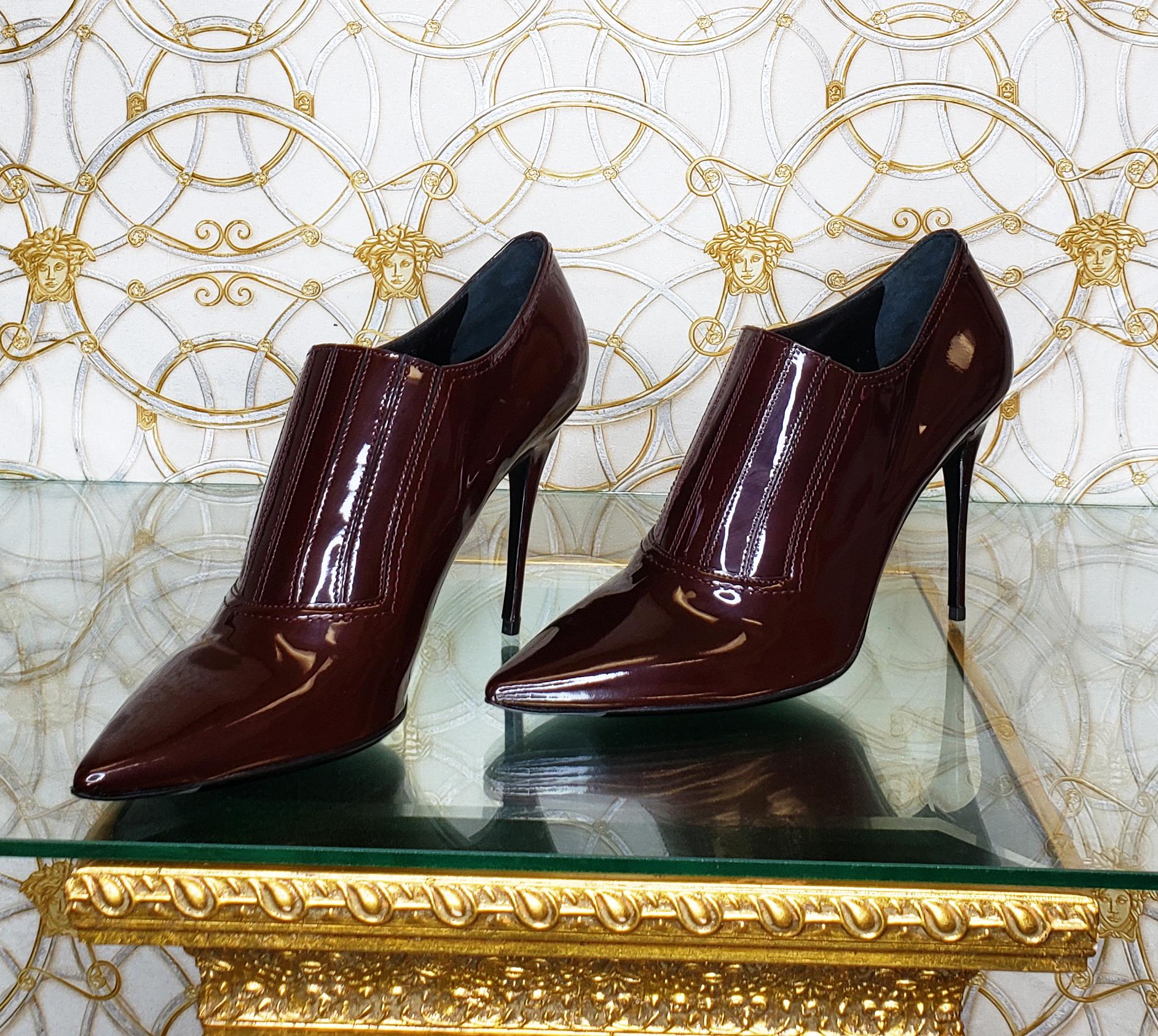 VALENTINO
Patent leather booties 

Color: Burgundy
Patent Leather
4