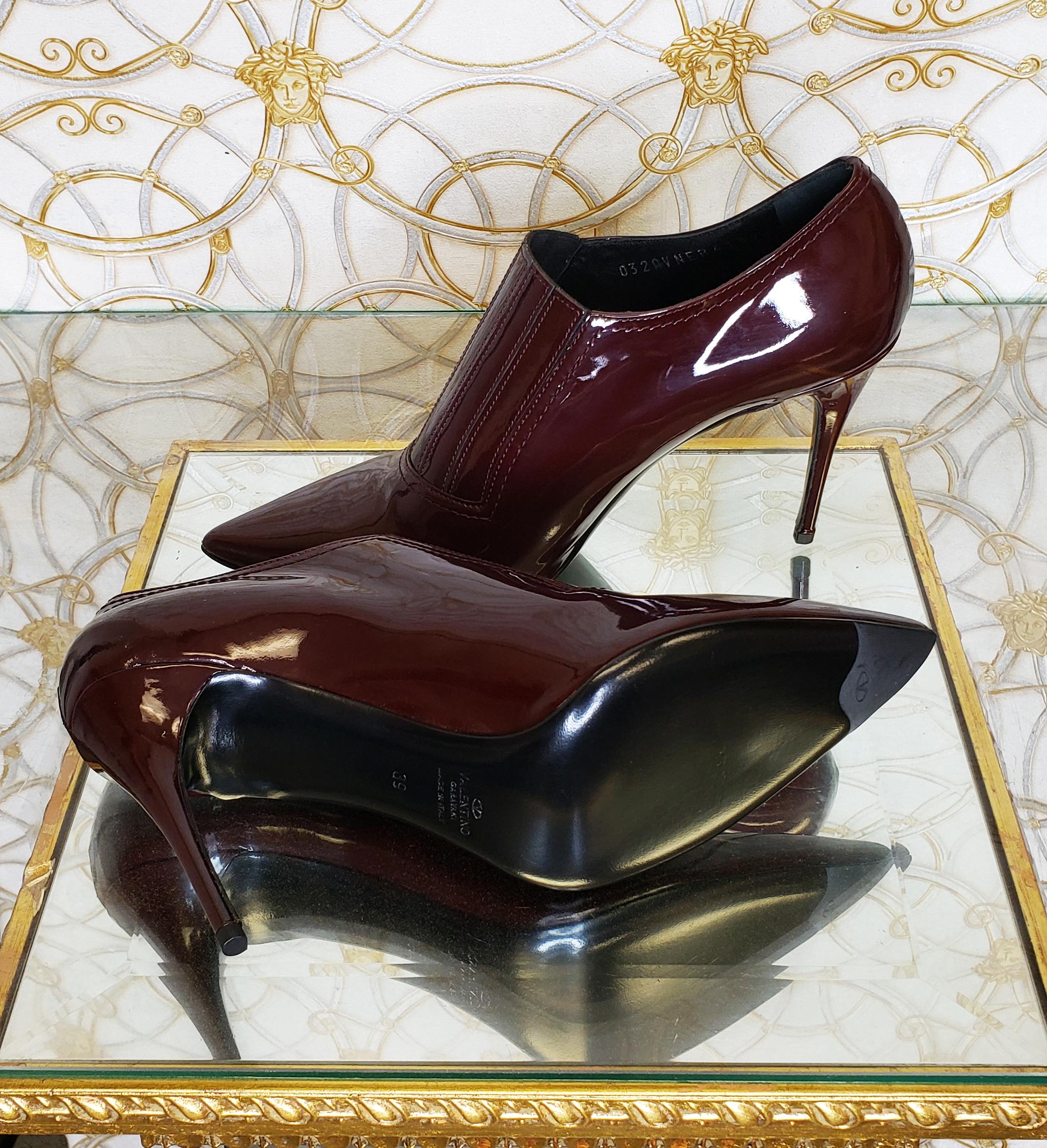 New VALENTINO BURGUNDY PATENT LEATHER ANKLE BOOTS 39 - 9 In New Condition In Montgomery, TX