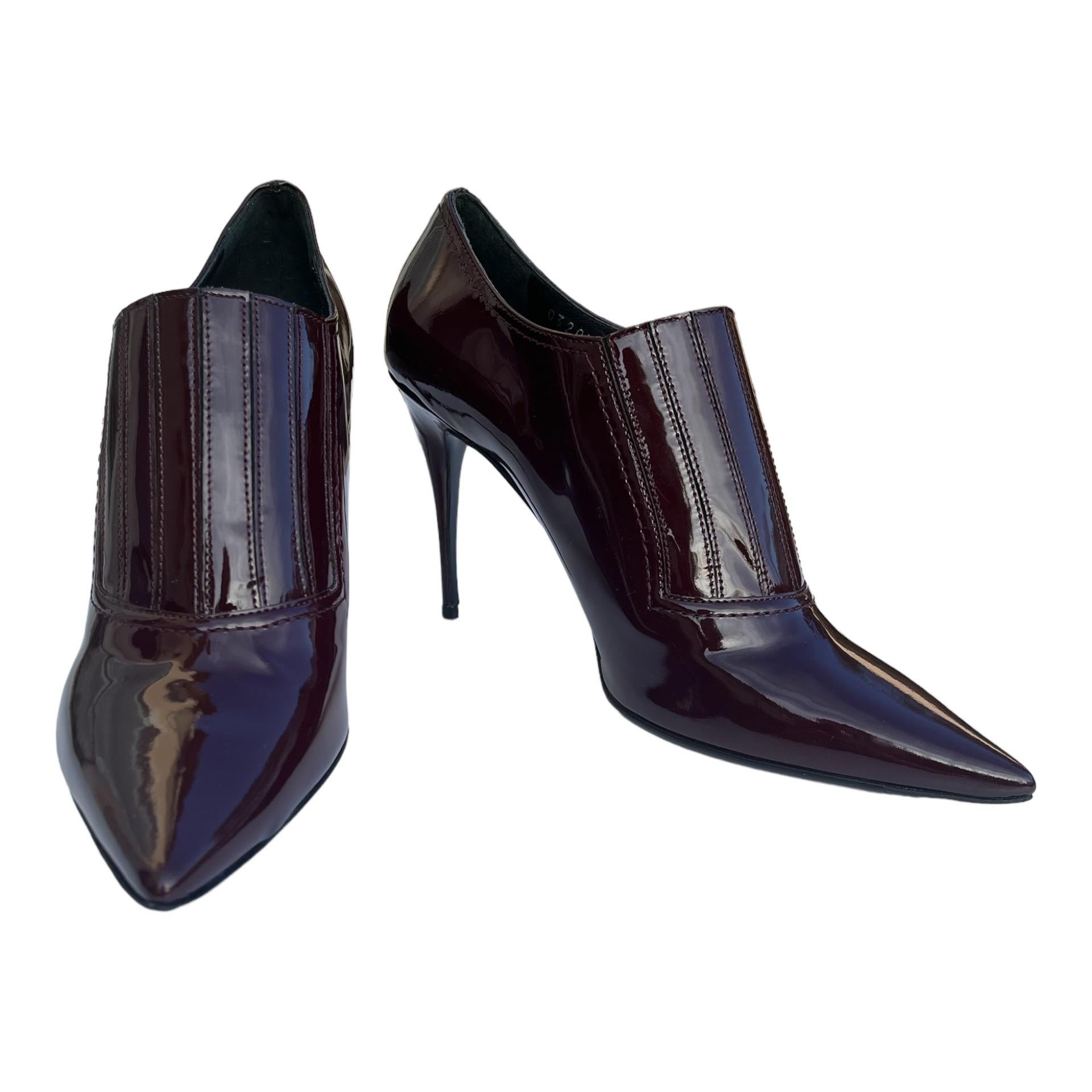 Valentino Garavani Burgundy Patent Leather Shoes
Size: Italian 39 - US 9
Elegant bootie with a heel that measures 4 inches
Smooth leather lining, Elasticized front detail, Leather sole.
Made in Italy.
New, in original box.