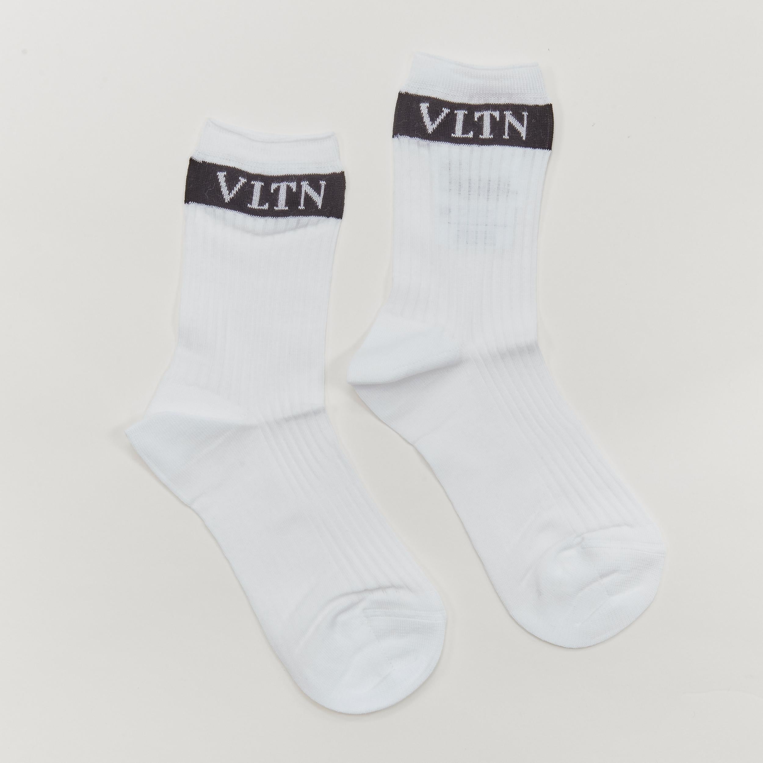 new VALENTINO VLTN black box logo stripe white cotton socks 
Reference: ANWU/A00100 
Brand: Valentino 
Material: Cotton 
Color: White 
Pattern: Solid 
Extra Detail: Comes with Valentino paper envelope packaging 

CONDITION: 
Condition: New without