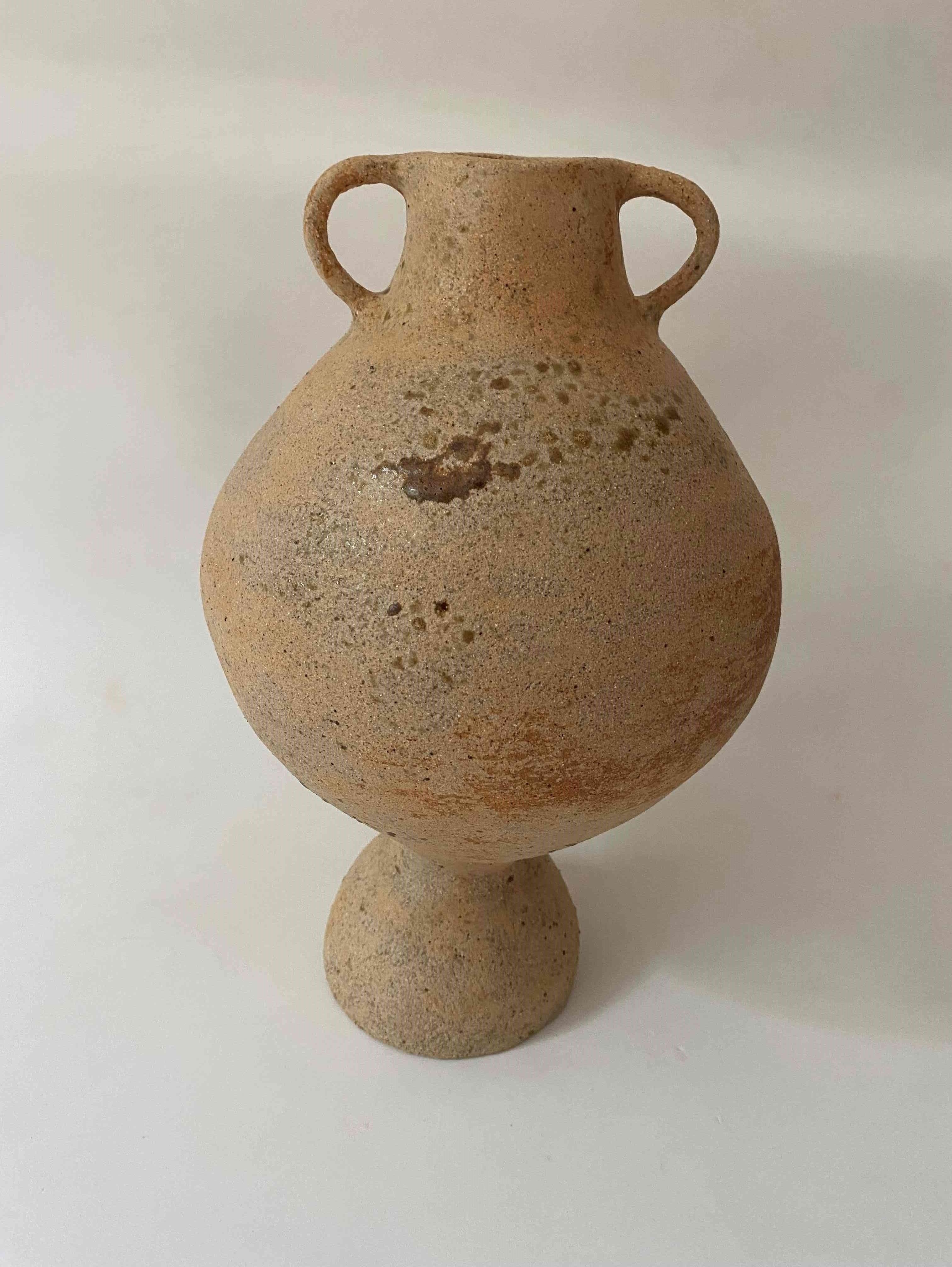 Vaso New di Oikos Estudio
Fatto a mano
Dimensioni: D. 13 x H. 28 cm (le dimensioni possono variare).
Materiali: Gres ad alta cottura, pigmenti selvatici.

Ogni pezzo è unico e potrebbe presentare leggere variazioni di colore, dimensione e
