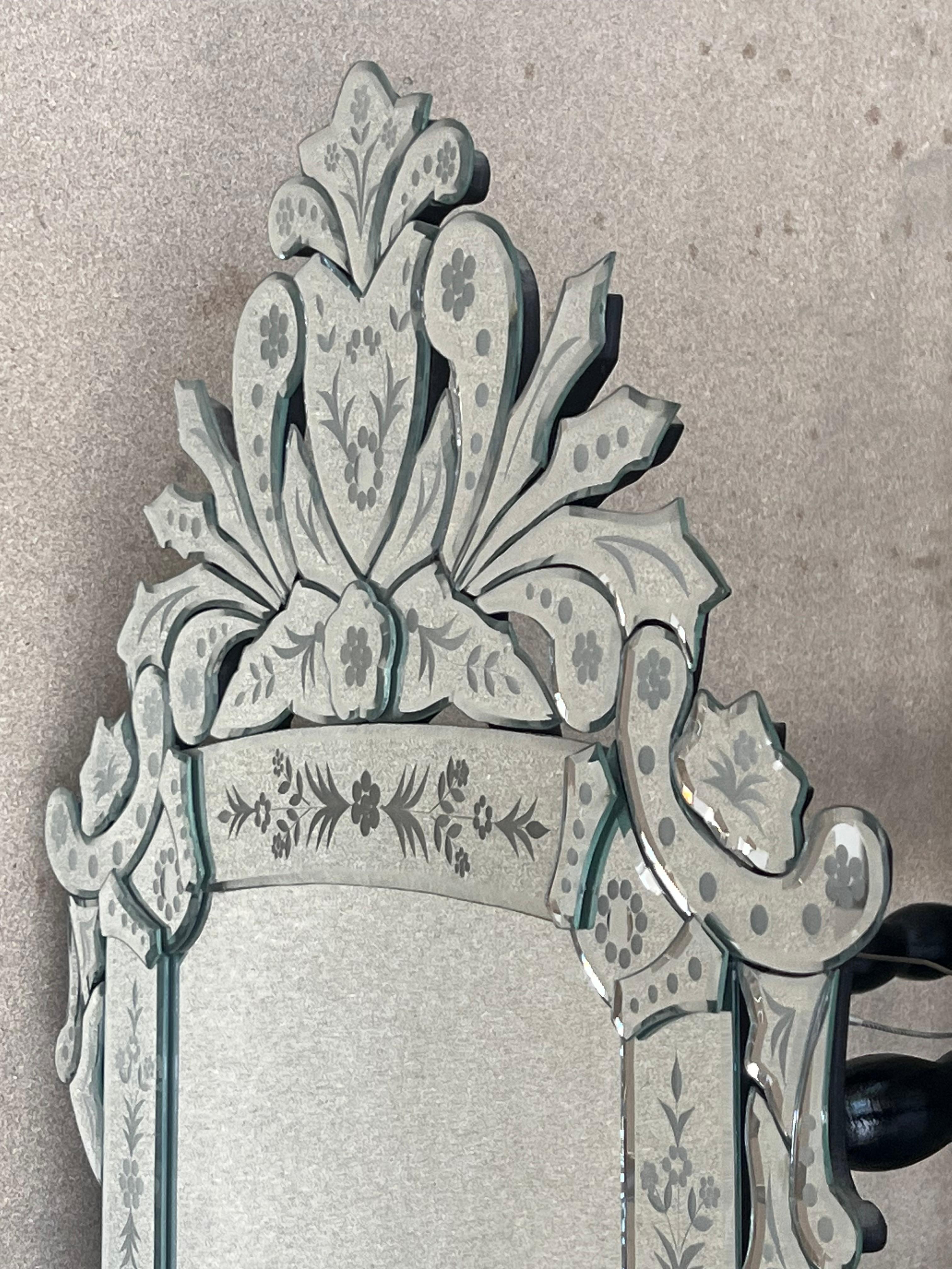 Sculpté à la main Nouveau miroir vénitien avec crête en vente