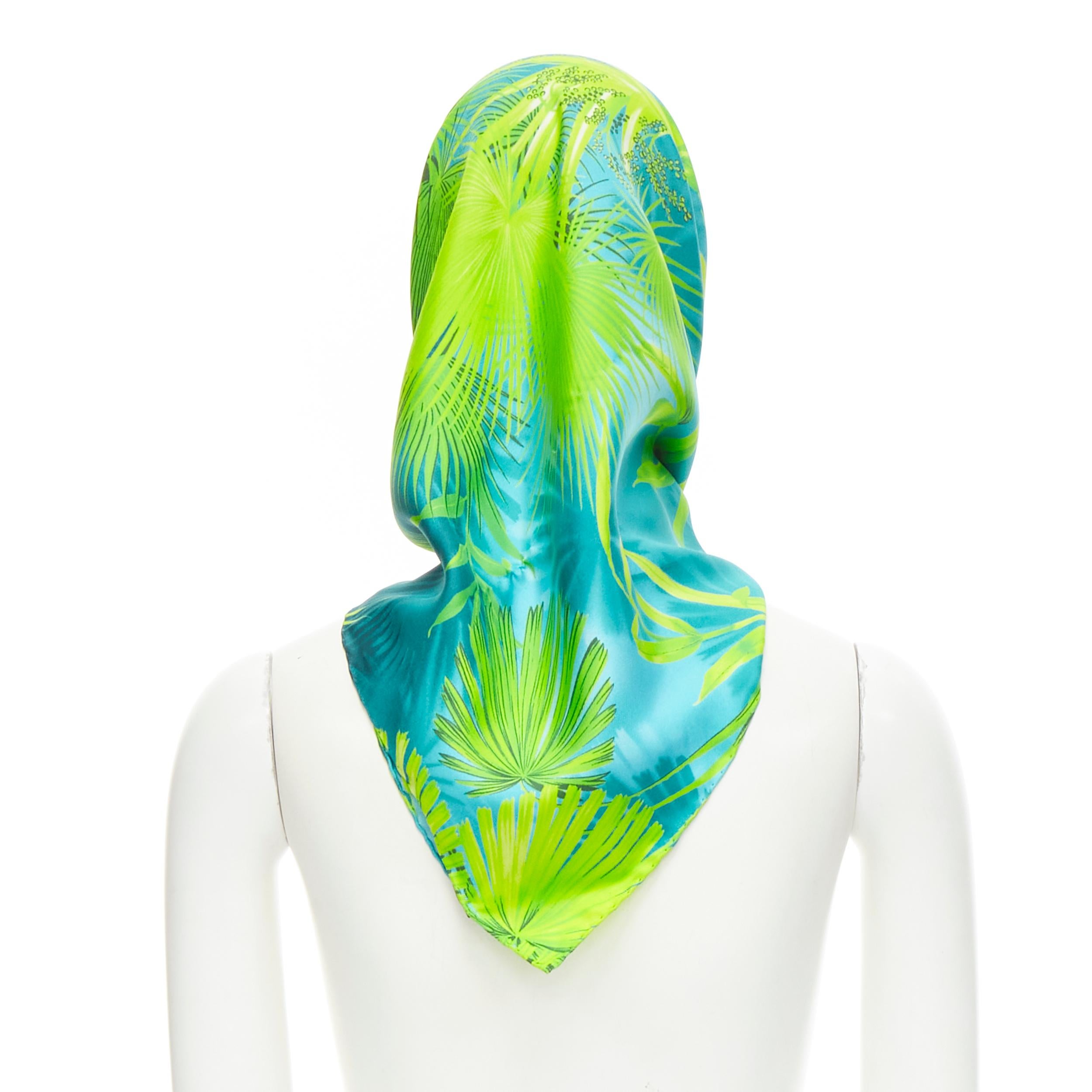new VERSACE 100% silk 2020 Iconic green Jungle 90cm square scarf Jennifer Lopez 
Reference: TGAS/C00565 
Brand: Versace 
Designer: Donatella Versace 
Collection: 2020 
Material: Silk 
Color: Green 
Pattern: Floral 
Extra Detail: 90 x 90cm. Can be