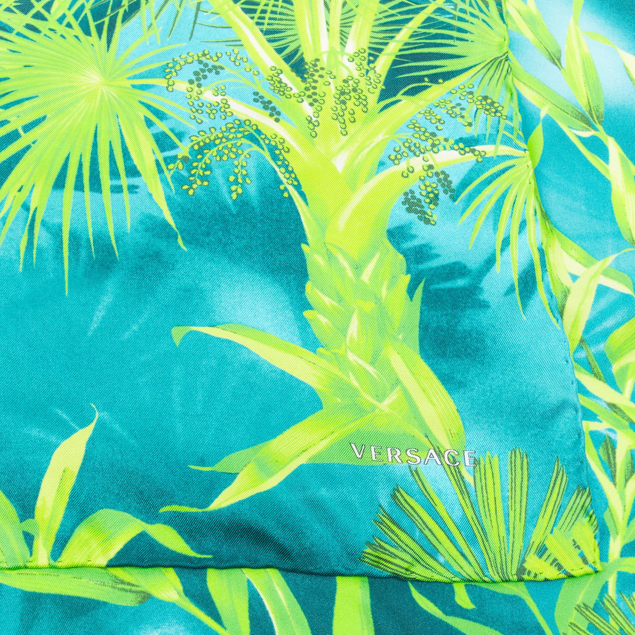 new VERSACE 100% silk 2020 Iconic green Jungle 90cm square scarf Jennifer Lopez 1