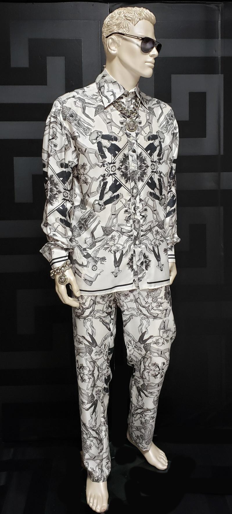 VERSACE LOUNGE PANTS and SHIRT

Printed silk pants and shirt. The iconic 90-s motif adds an edgy twist to classic style.
100% Silk
Made in Italy

Pants IT size 4
Waist 32