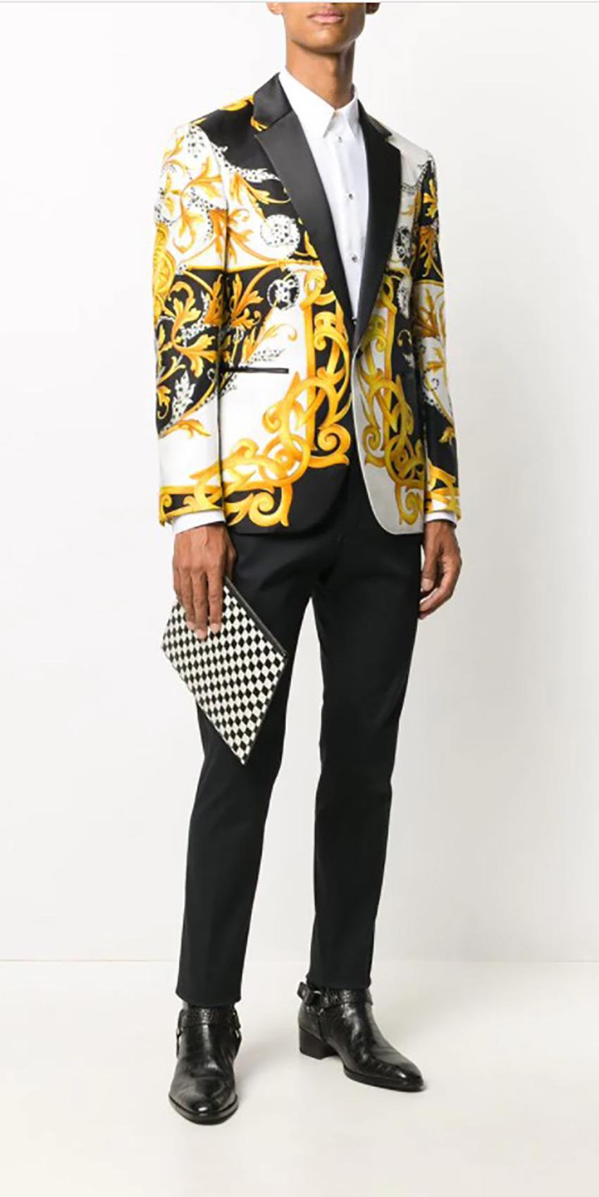 VERSACE  
Barocker Blazer mit Akanthusdruck
Wer will schon in der Menge untergehen? Wir nicht und Sie auch nicht. Deshalb wissen wir, dass Sie diesen Blazer mit Barock-Akanthus-Print von Versace lieben werden. Sie sind