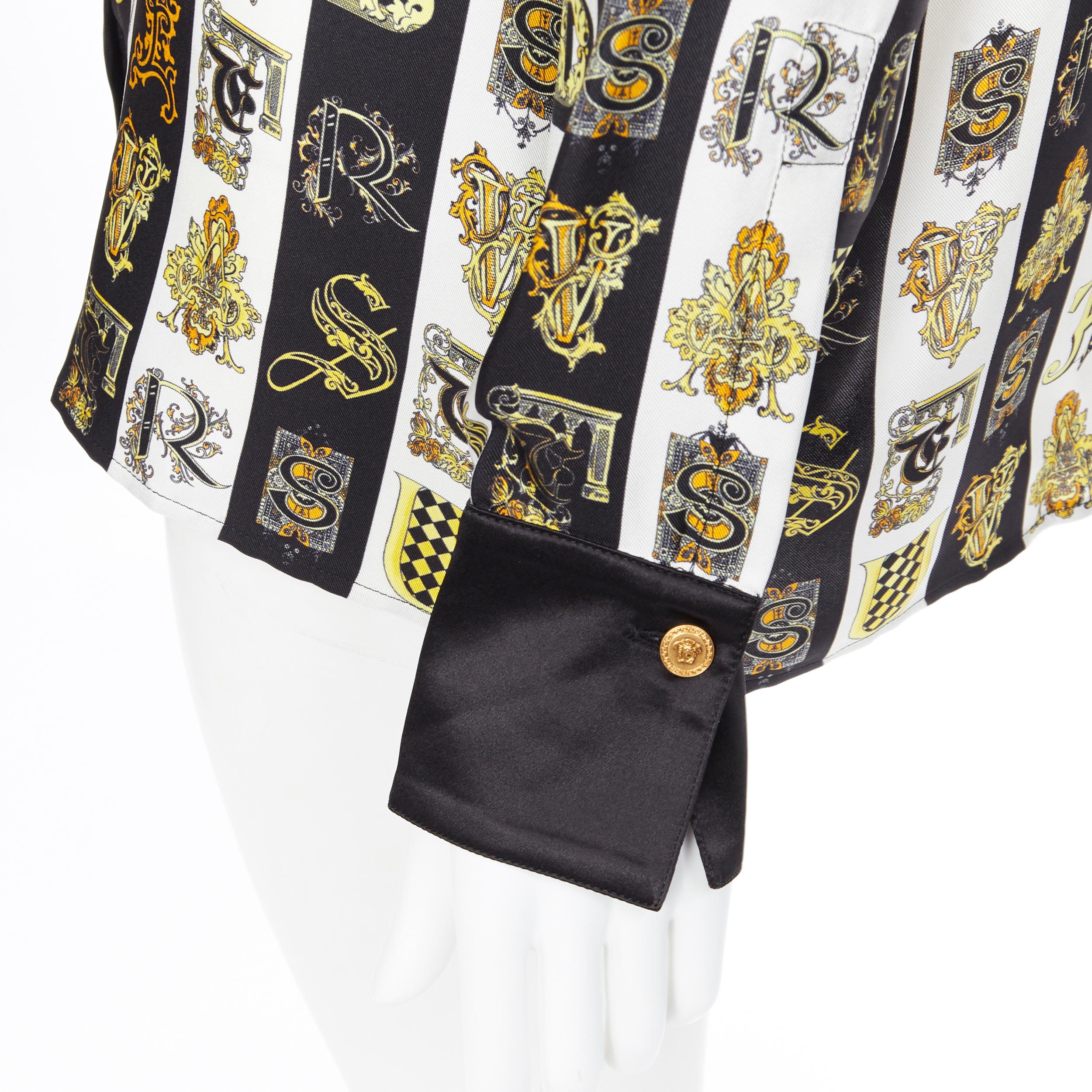 new VERSACE 100% silk gold black Hibiscus Baroque Virtus Alphabet shirt IT44 L
Brand: Versace
Designer: Donatella Versace
Collection: 2019
Model Name / Style: Silk shirt
Material: Silk
Color: Gold, black
Pattern: Floral
Closure: Button
Extra Detail: