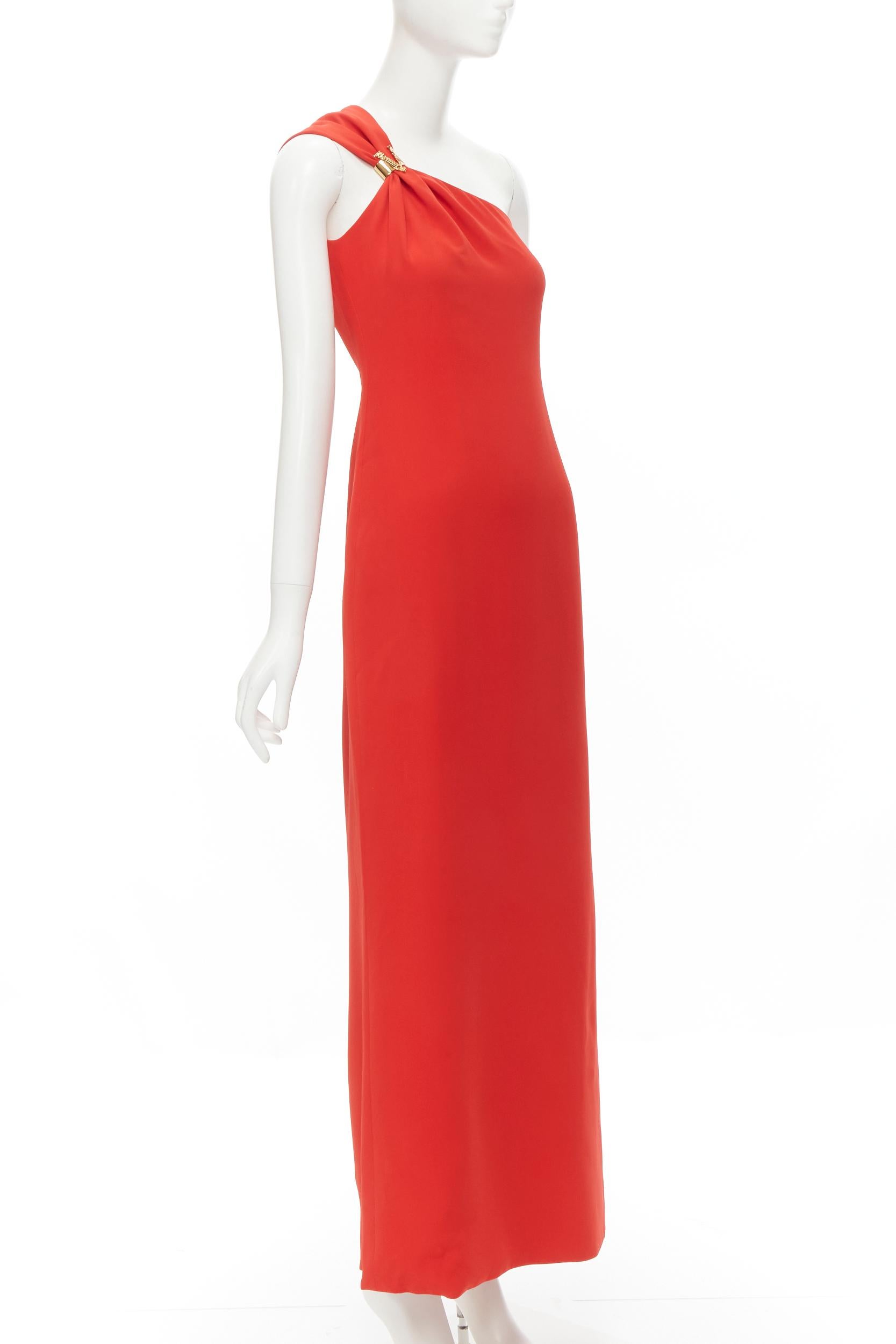 new VERSACE 100% silk red gold Virtus V clasp one shoulder gown dress IT38 XS In New Condition For Sale In Hong Kong, NT