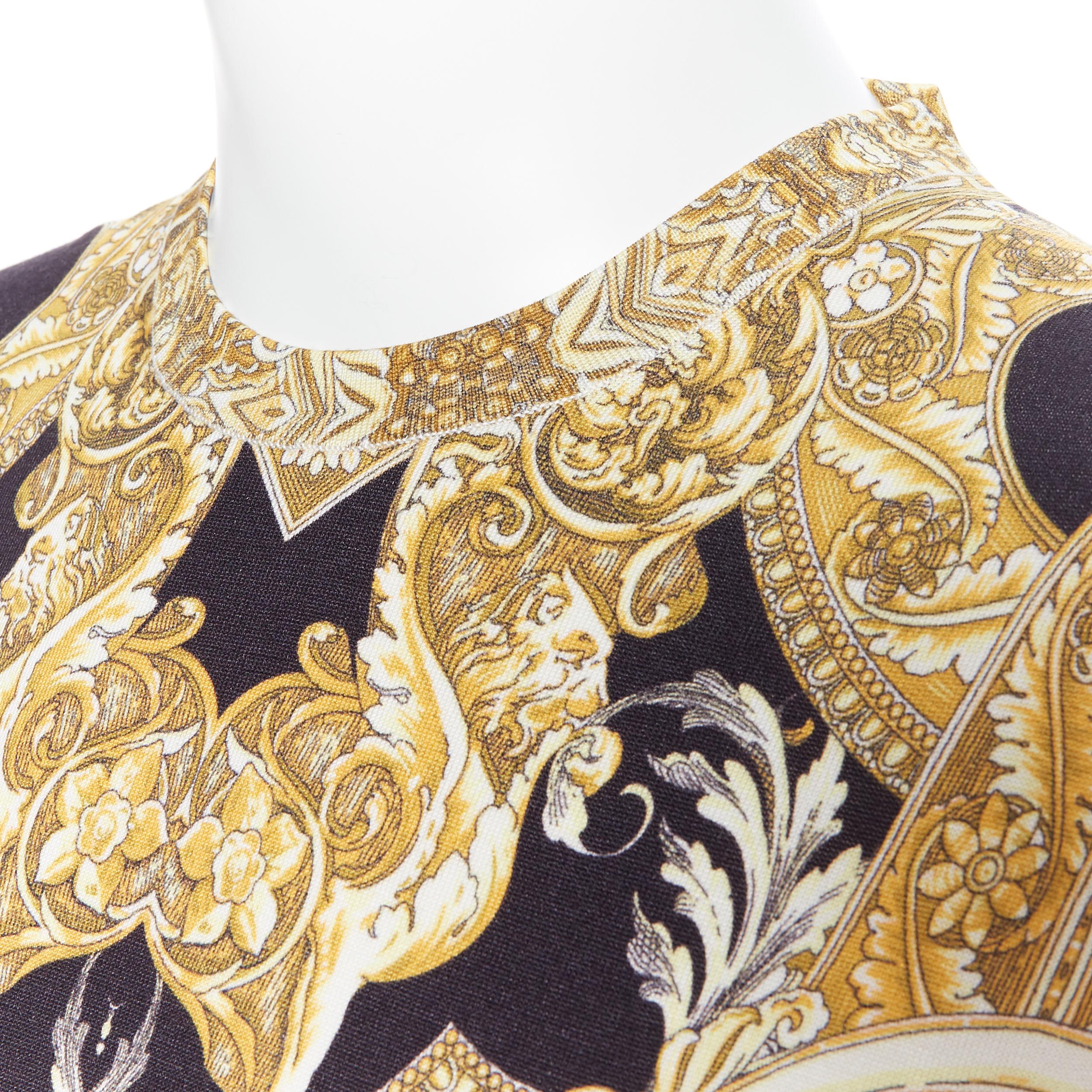 new VERSACE 100% silk signature black gold baroque rococo baroque sweater XXL
Brand: Versace
Designer: Donatella Versace
Collection: 2017
Model Name / Style: Silk sweater
Material: Silk
Color: Gold
Pattern: Other; signature Versace rococo
