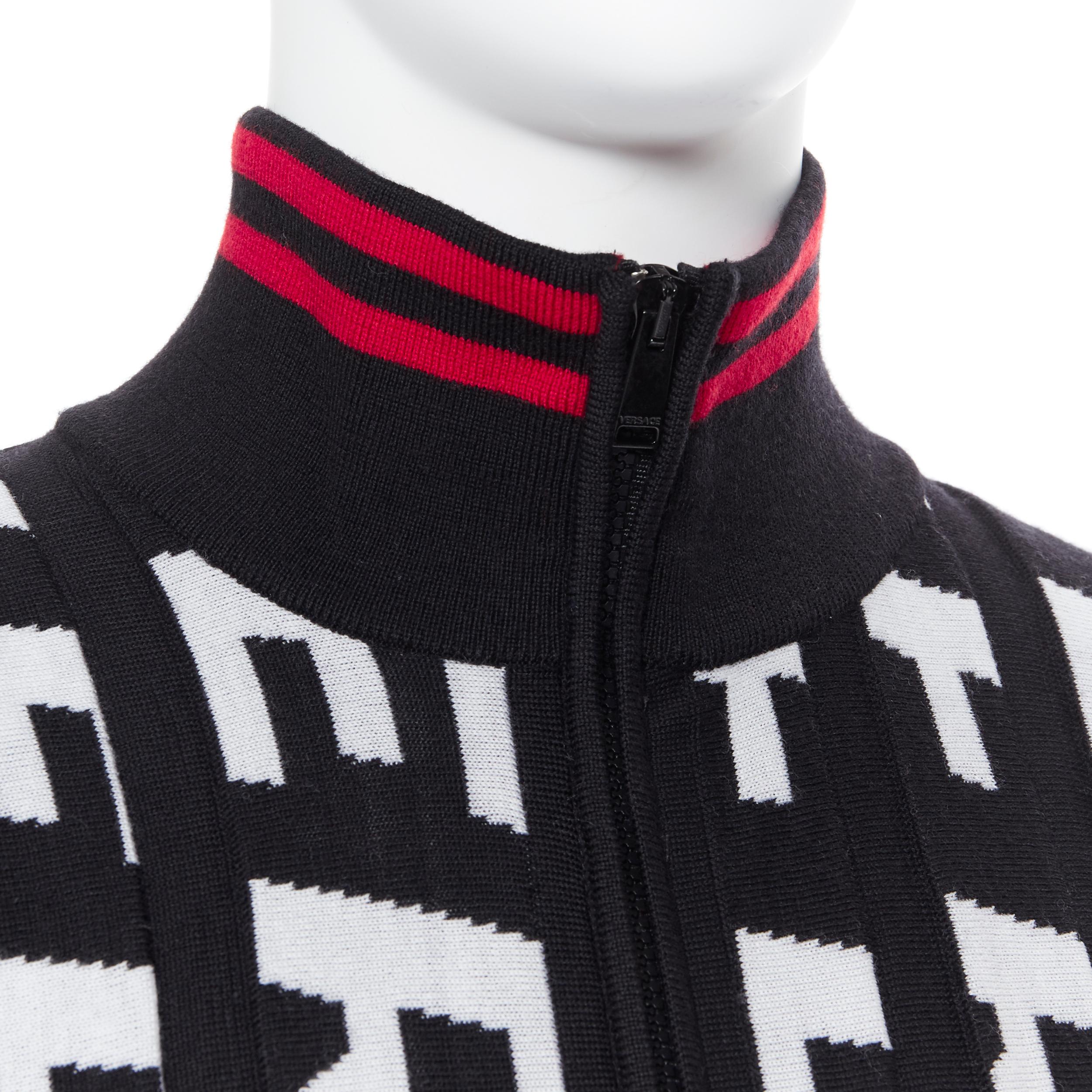 new VERSACE 100% wool black bold logo jacquard red trimmed cardigan IT54 3XL
Brand: Versace
Designer: Donatella Versace
Collection: 2019
Model Name / Style: Logo cardigan
Material: Wool
Color: Black
Pattern: Abstract
Closure: Zip
Extra Detail: 100%