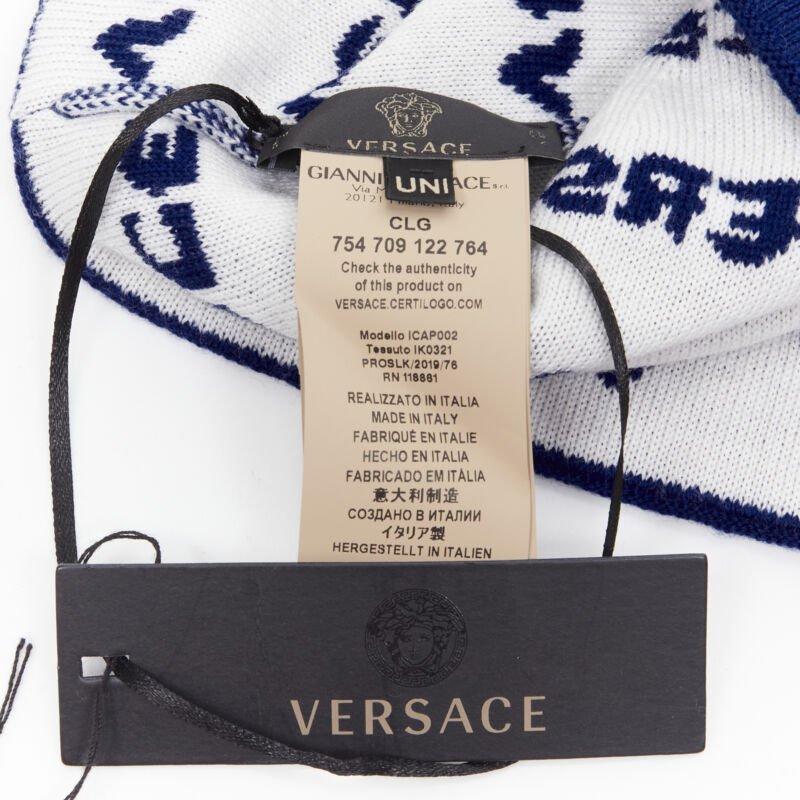 Versace - Bonnet à monogrammes noir et blanc 100 % laine avec logo, état neuf en vente 2