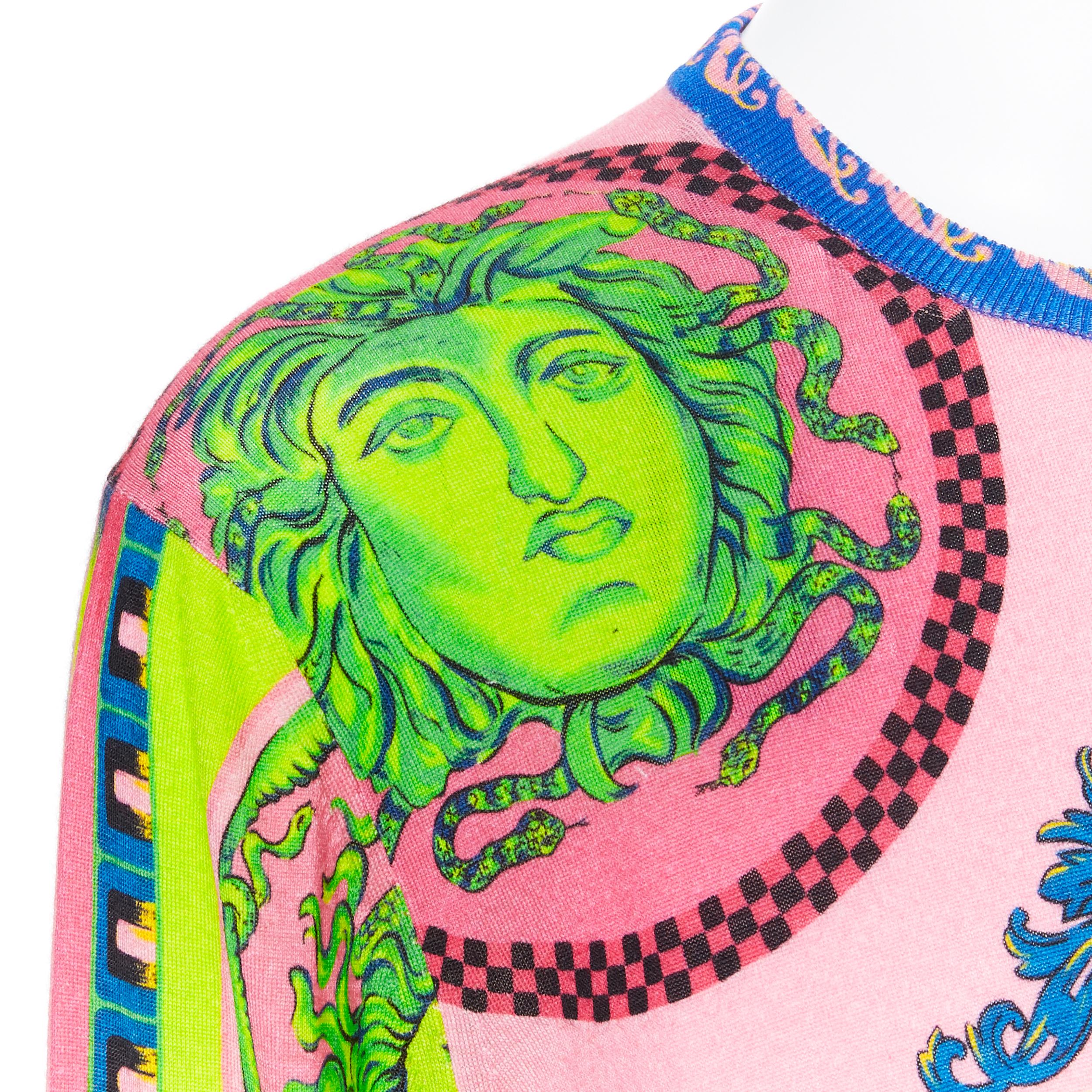 new VERSACE 100% wool Pop Foulard neon Medusa graphic print knitted sweater XXL
Brand: Versace
Designer: Donatella Versace
Collection: Pre-fall 2018
Model Name / Style: Wool sweater
Material: Wool
Color: Multicolour
Pattern: Other; neon Medusa