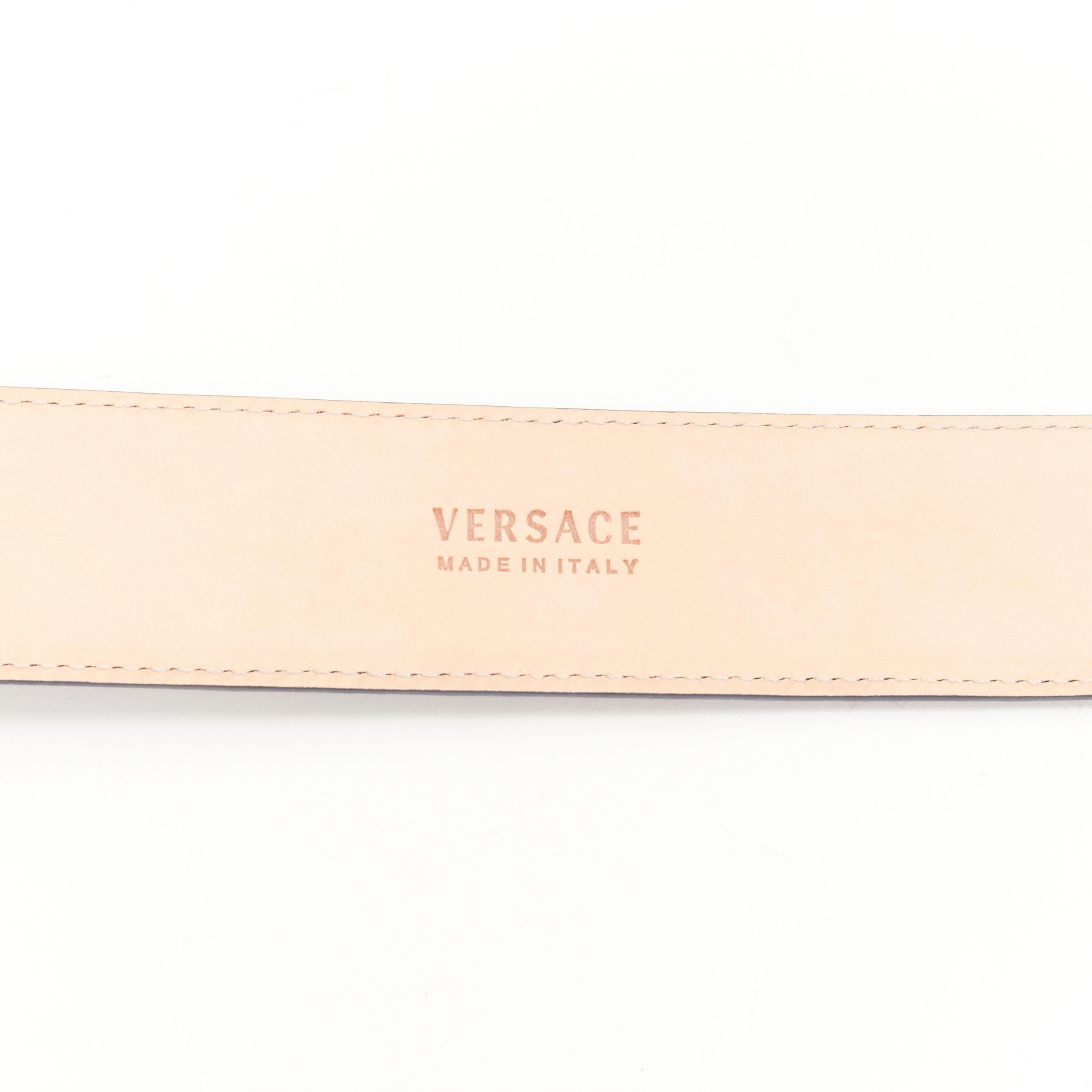 Versace - Ceinture en cuir croco bleu à boucle argentée La Medusa, état neuf, 1 200 $  105cm 40-44