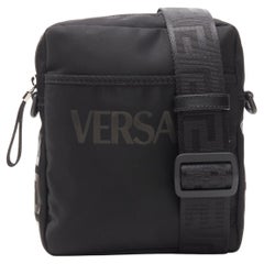 Neue neue VERSACE 1990er Logo La Greca Logo Druck schwarze Nylon Crossbody Messenger Bag