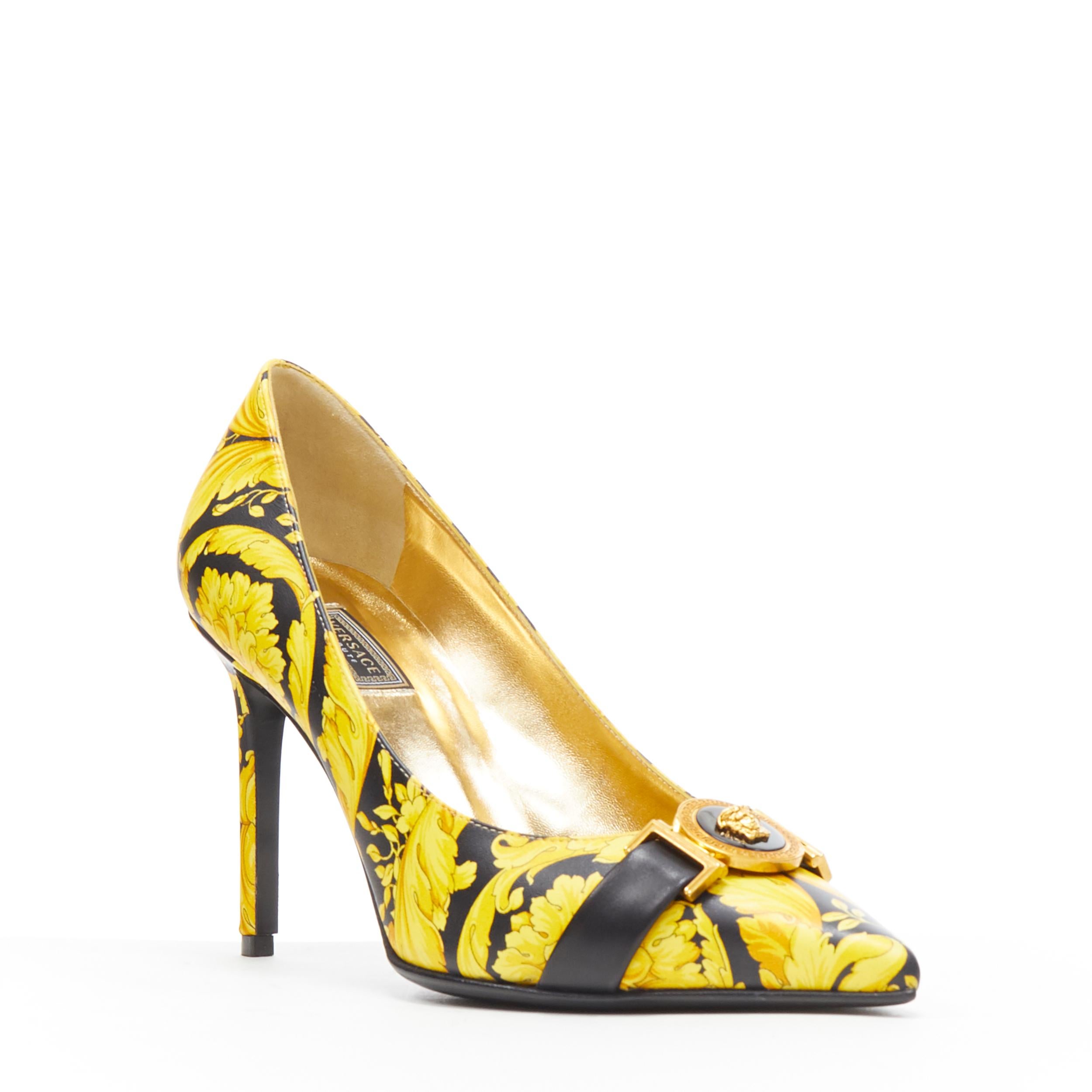 new VERSACE 1992 Tribute Baroque Hibiscus barocco Medusa strap leather pump EU38
Brand: Versace
Designer: Donatella Versace
Collection: Spring Summer 2018
Model Name / Style: Baroque pump
Material: Leather
Color: Gold, black
Pattern: Floral
Extra