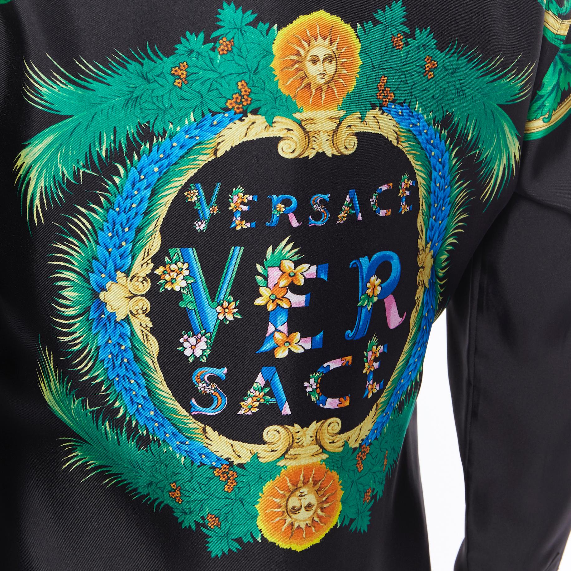 new VERSACE 2018 100% silk black Miami logo print green baroque shirt EU39 M
Brand: Versace
Designer: Donatella Versace
Model Name / Style: Silk shirt
Material: Silk
Color: Black; multicolor floral print
Pattern: Other; Miami print
Closure: