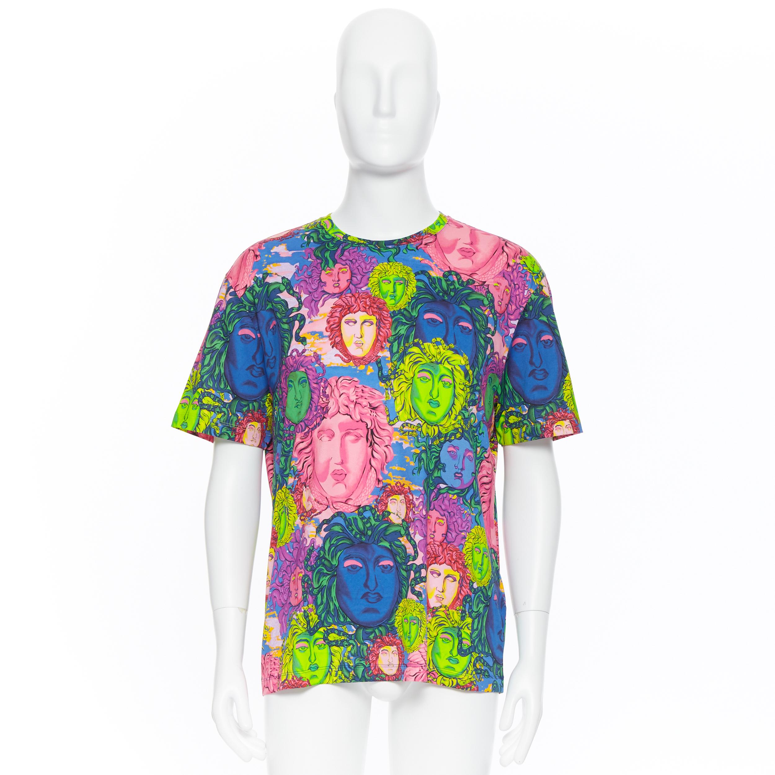 new VERSACE 2018 Pop Foulard multicolour neon Medusa all-over print t-shirt XXL
Brand: Versace
Designer: Donatella Versace
Collection: Pre-fall 2018
Model Name / Style: Medusa t-shirt
Material: Cotton
Color: Multicolour
Pattern: Other; neon Medusa