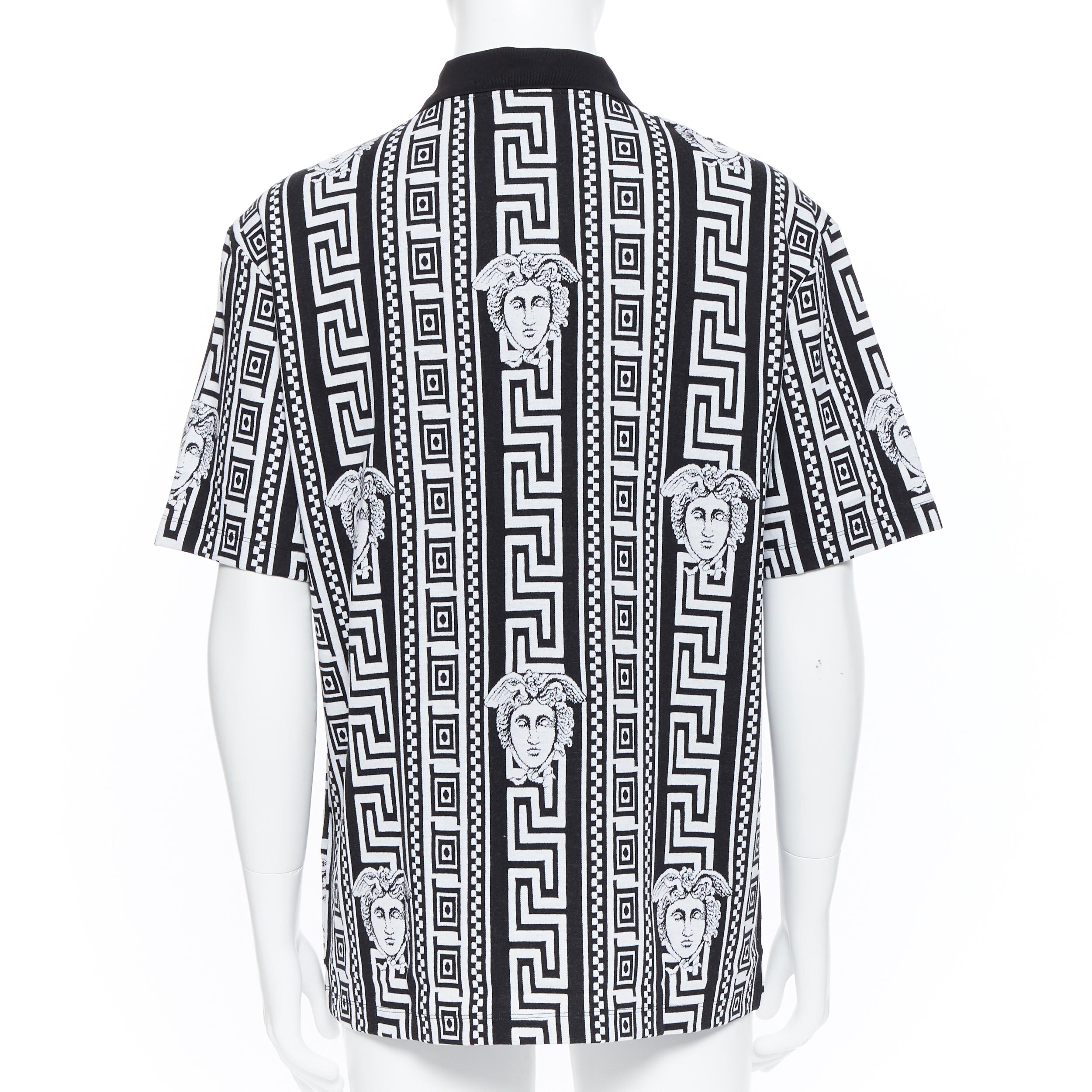 new VERSACE 2018 Runway black white graphic Greca Medusa polo shirt XXXL In Excellent Condition In Hong Kong, NT