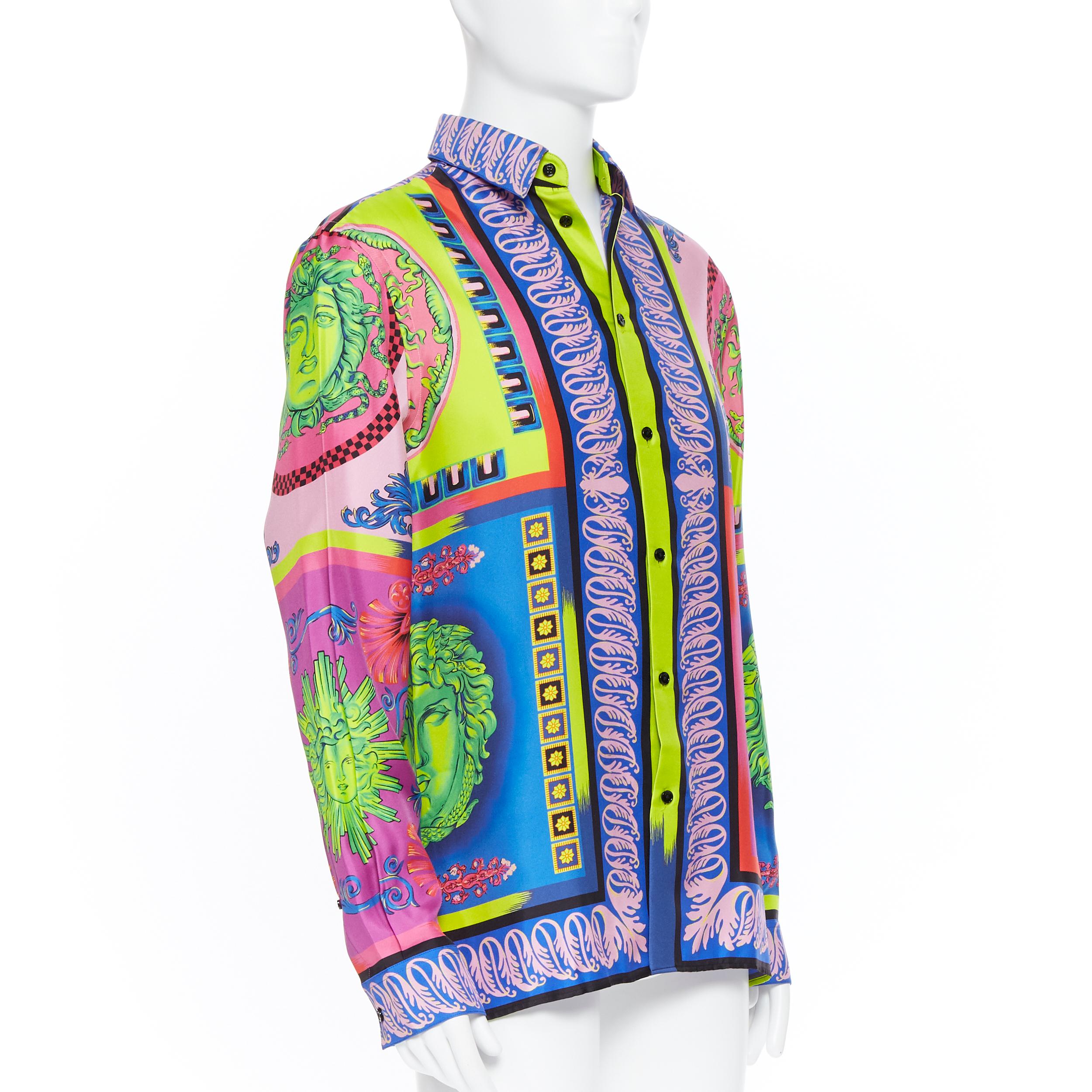 new VERSACE 2018 Runway Pop Foulard 100% silk neon Medusa baroque shirt EU44 4XL
Brand: Versace
Designer: Donatella Versace
Collection: Pre-fall 2018
Model Name / Style: Silk shirt
Material: Silk
Color: Multicolour
Pattern: Other
Closure: