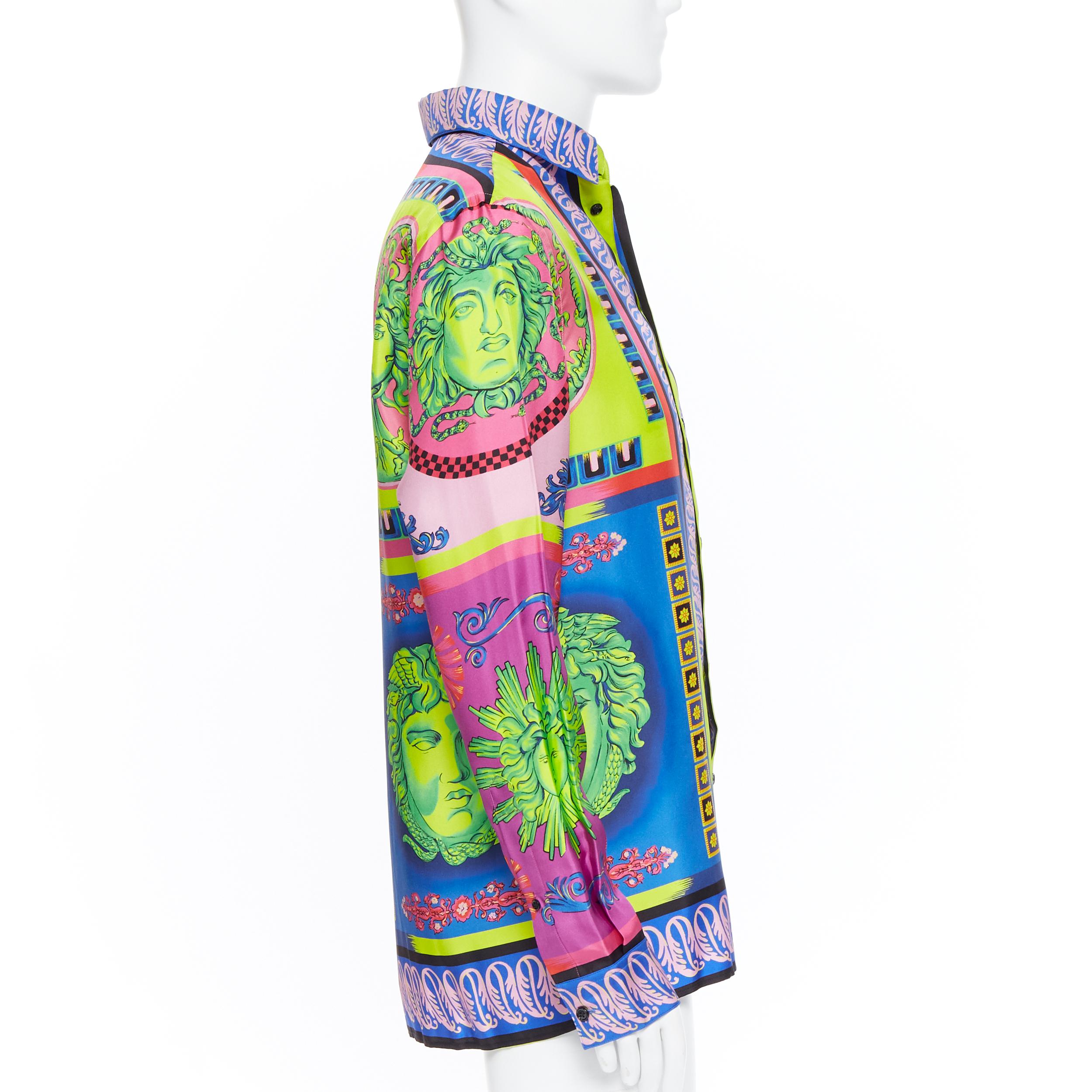 new VERSACE 2018 Runway Pop Foulard Medusa neon baroque 100% silk shirt EU40 L
Brand: Versace
Designer: Donatella Versace
Collection: Pre-fall 2018
Model Name / Style: Silk shirt
Material: Silk
Color: Multicolour
Pattern: Other
Closure: Button
Extra