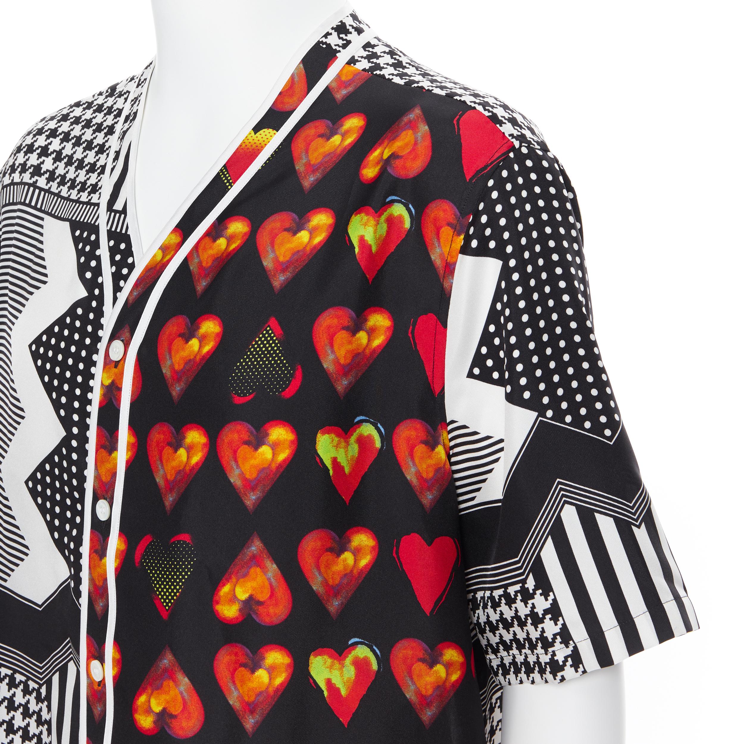 new VERSACE 2019 100% silk Double Love Heart geometric baseball shirt EU39 M
Reference: TGAS/B00083
Brand: Versace
Designer: Donatella Versace
Collection: Pre Fall 2019 
Material: Silk
Color: Black
Pattern: Abstract
Closure: Button
Extra Detail: