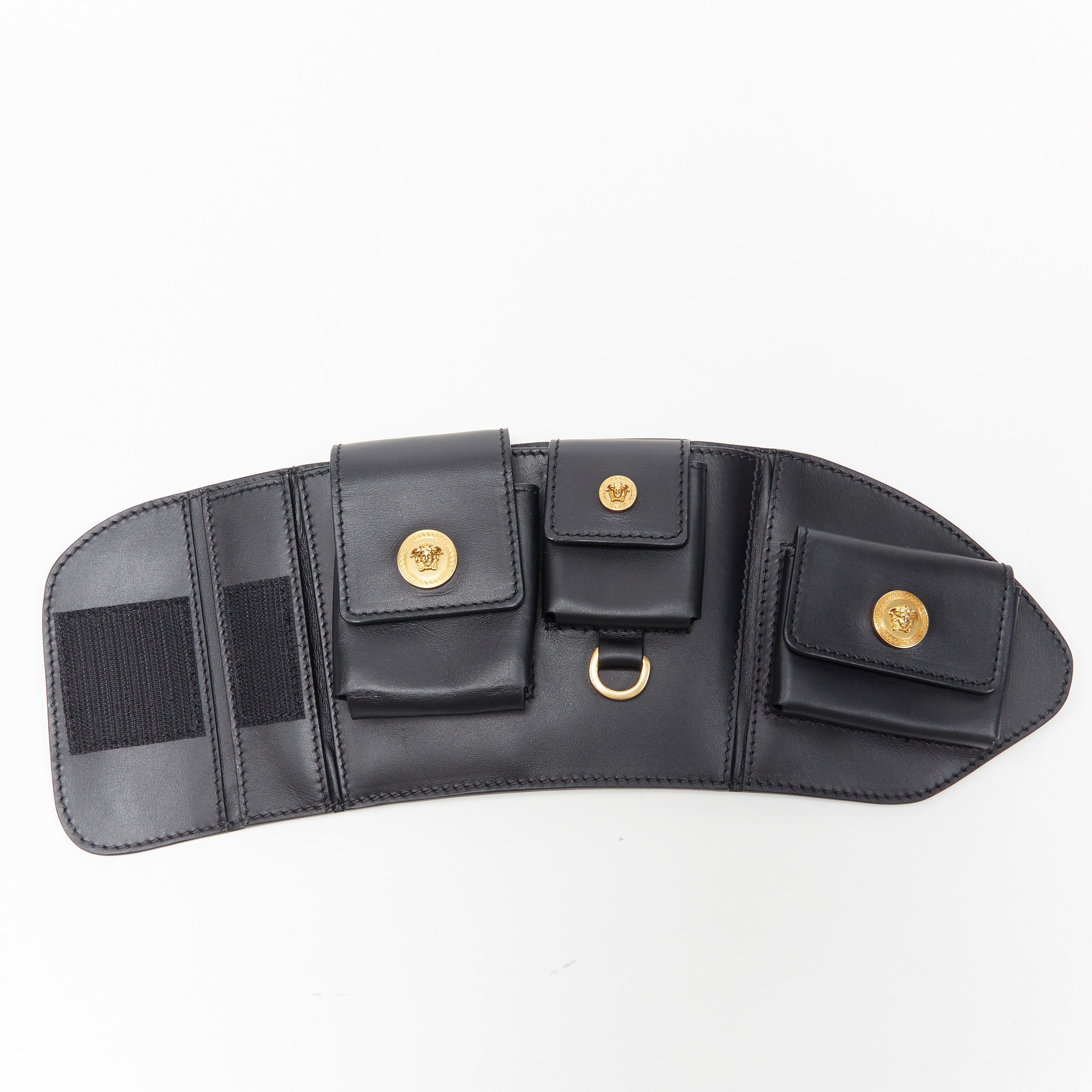 new VERSACE 2019 Runway black gold Medusa multipocket harness arm bag Rare
Brand: Versace
Designer: Donatella Versace
Collection: Pre-Fall 2019
Model Name / Style: Arm bag
Material: Leather
Color: Black
Pattern: Solid
Closure: Button
Extra Detail: