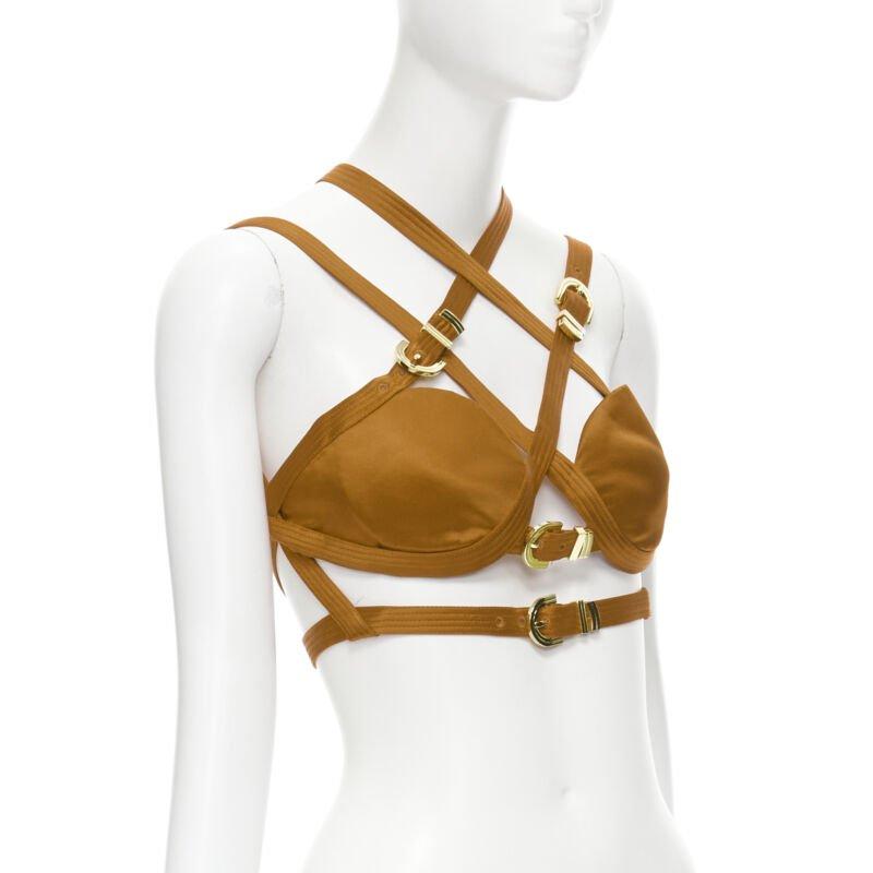 new VERSACE 2019 Runway S&M Bondage Tribute brown silk gold buckle bra IT42 M
Reference: TGAS/B01919
Brand: Versace
Designer: Donatella Versace
Collection: Fall Winter 2019 - Runway
Material: Silk
Color: Orange
Pattern: Solid
Closure: Buckle
Extra