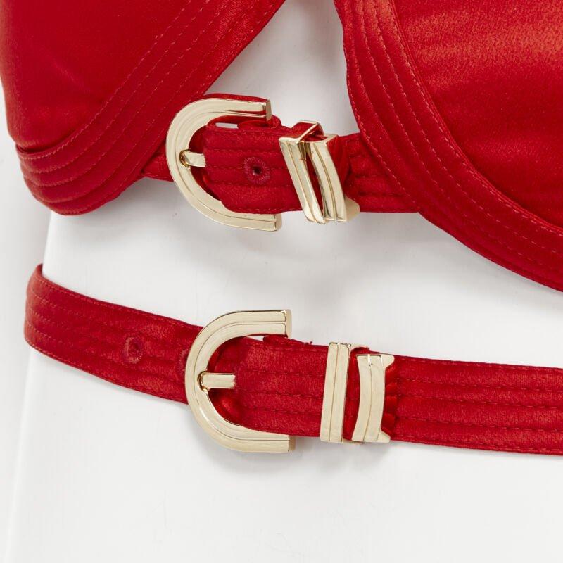 new VERSACE 2019 Runway S&M Bondage Tribute red silk gold buckle bra top IT38 XS
Reference: TGAS/B01907
Brand: Versace
Designer: Donatella Versace
Collection: Fall Winter 2019 - Runway
Material: Silk
Color: Red
Pattern: Solid
Closure: Buckle
Extra
