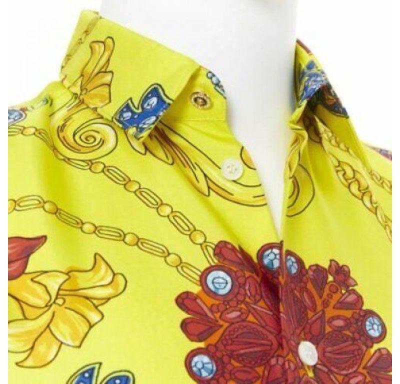 new VERSACE 2019 Runway yellow silk vintage jewel Medusa button shirt EU38 XS
Reference: TGAS/A05499
Brand: Versace
Designer: Donatella Versace
Model: Silk shirt
Collection: Spring Summer 2019 - Runway
Material: Silk
Color: Yellow
Pattern: