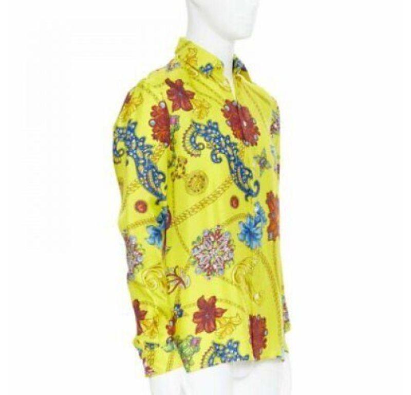 Jaune VERSACE Chemise à boutons Medusa en soie jaune avec bijoux vintage défilé 2019 taille EU 38 XS, neuve en vente