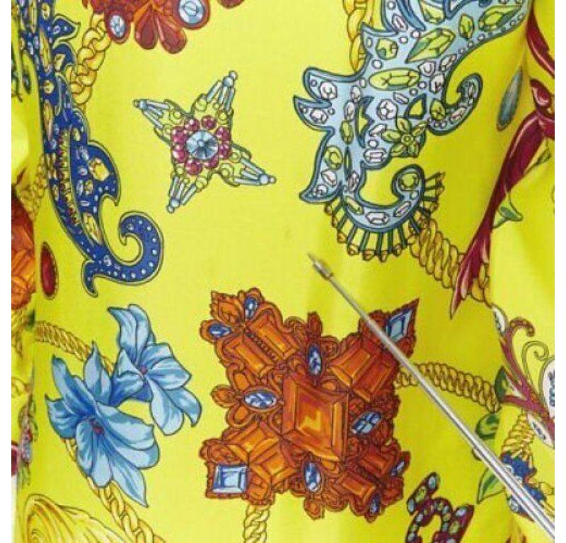 VERSACE Chemise à boutons Medusa en soie jaune avec bijoux vintage défilé 2019 taille EU 38 XS, neuve en vente 4