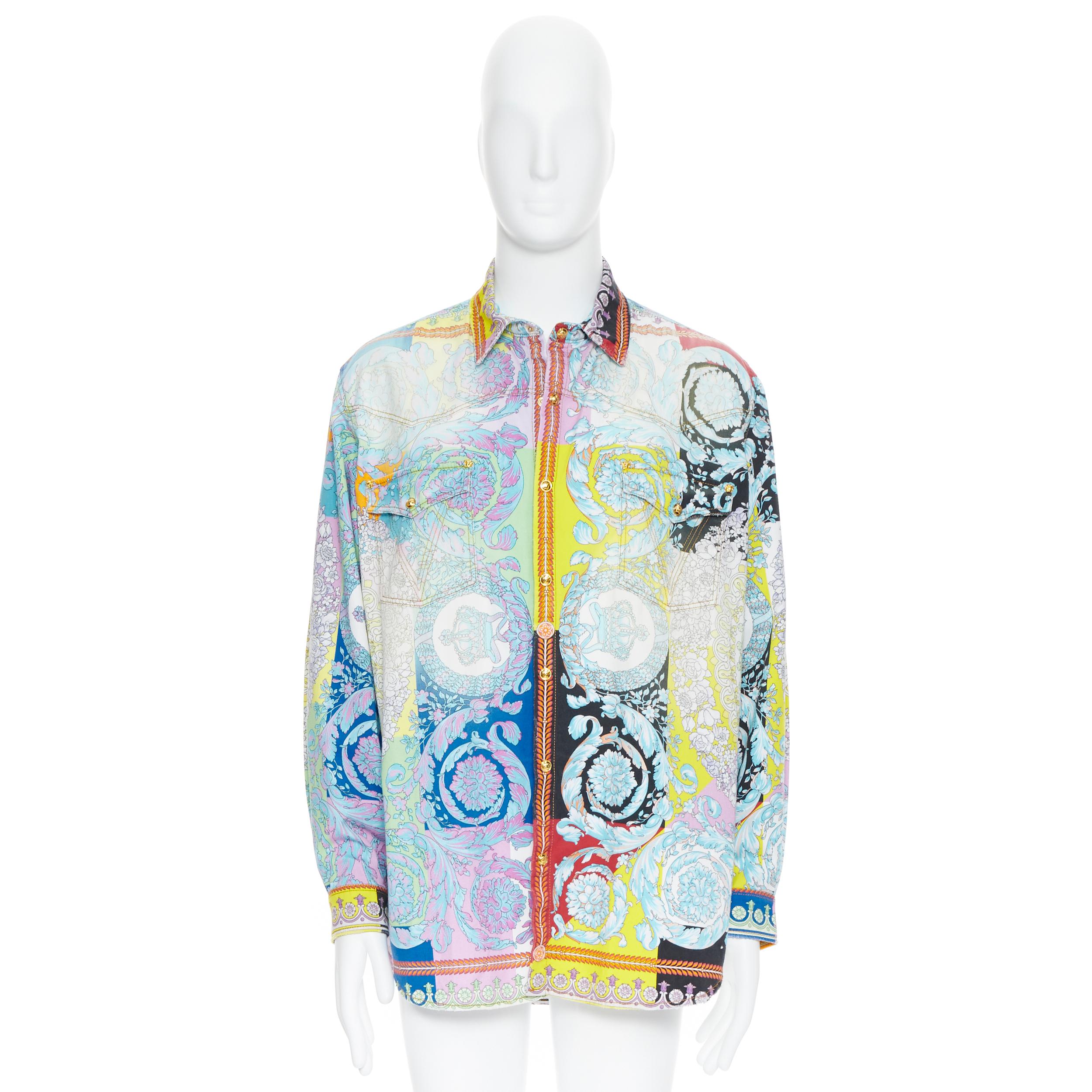 new VERSACE 2019 Techno Baroque distressed cotton Medusa oversized shirt EU38 S
Reference: TGAS/A05495
Brand: Versace
Designer: Donatella Versace
Collection: Spring Summer 2019 Runway
Material: Cotton
Color: Blue
Pattern: Floral
Closure:
