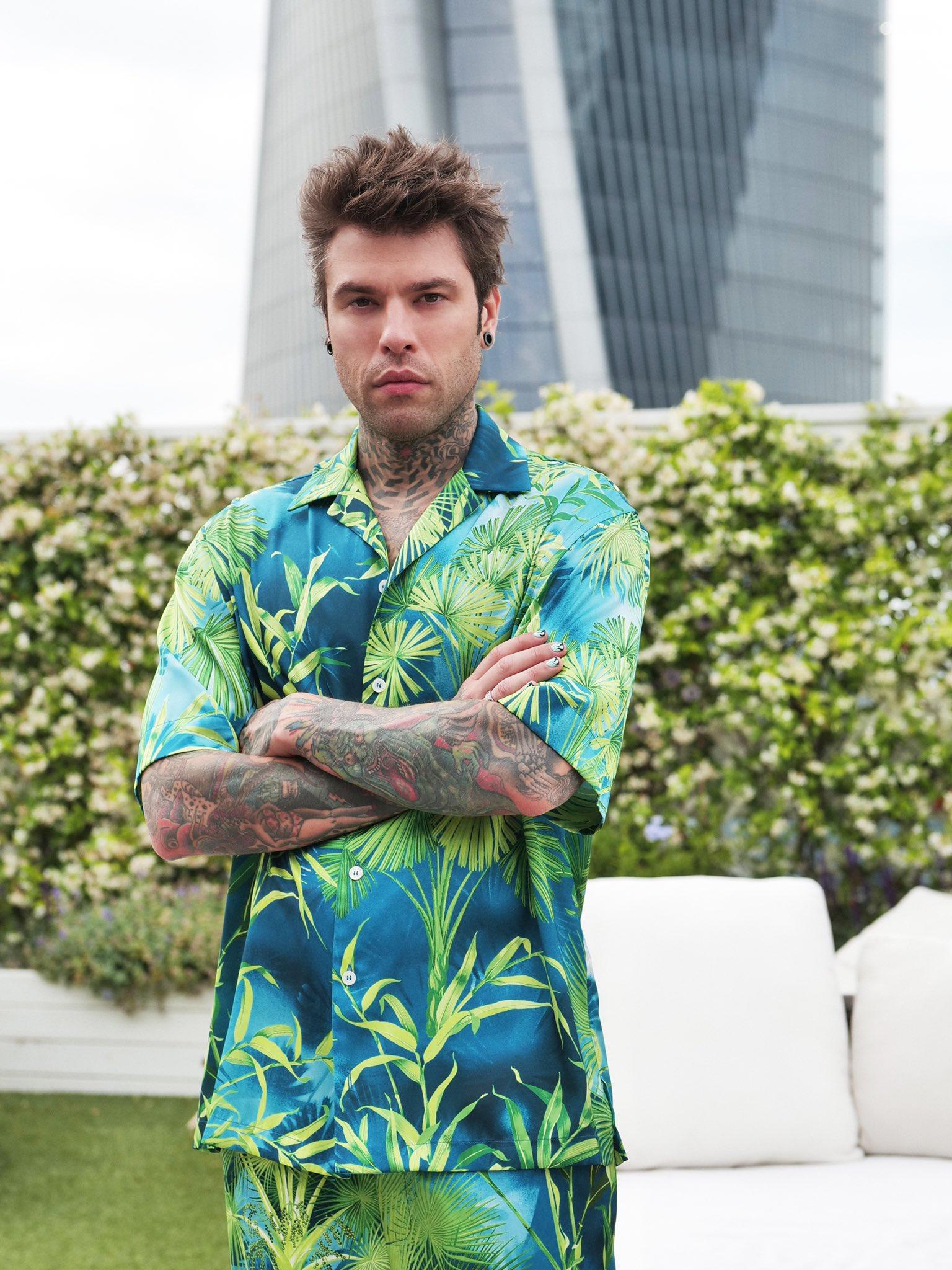 new VERSACE 2020 Iconic JLo Jungle print green tropical print shirt EU38 S 
Reference: TGAS/C01003 
Brand: Versace 
Designer: Donatella Versace 
Collection: Spring Summer 2020 Jungle Collection 
As seen on: Fedez, Robbie Williams 
Material:
