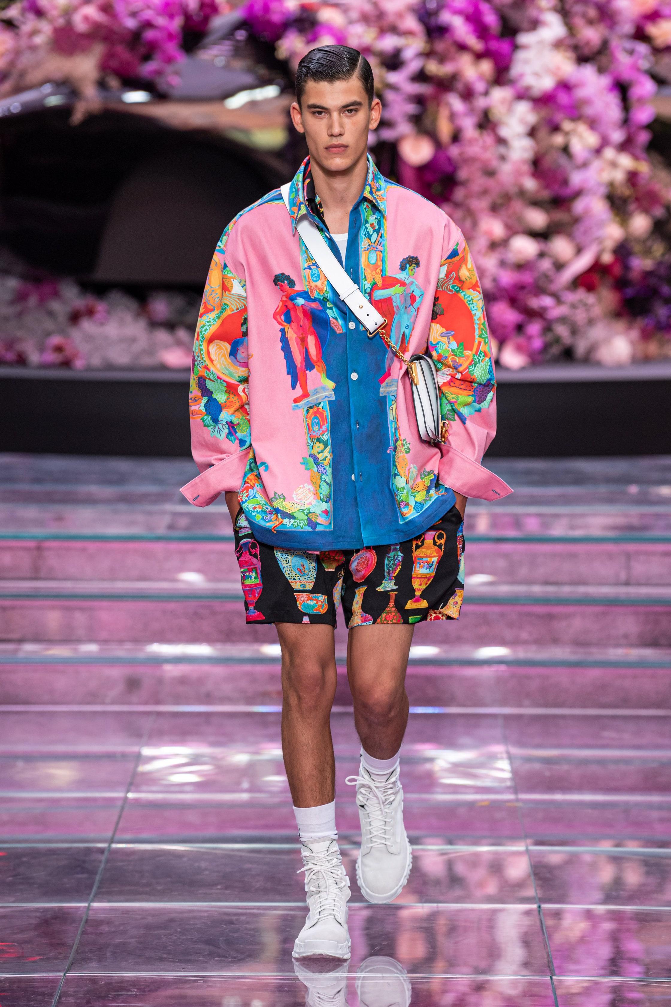 new VERSACE 2020 Runway Andy Dixon Caravaggio Archive pink silk shirt EU40 L Reference: TGAS/C00286 
Brand: Versace 
Designer: Donatella Versace 
Collection: Spring Summer 2020 Runway 
Material: Silk 
Color: Pink 
Pattern: Caraggio 
Closure: Button