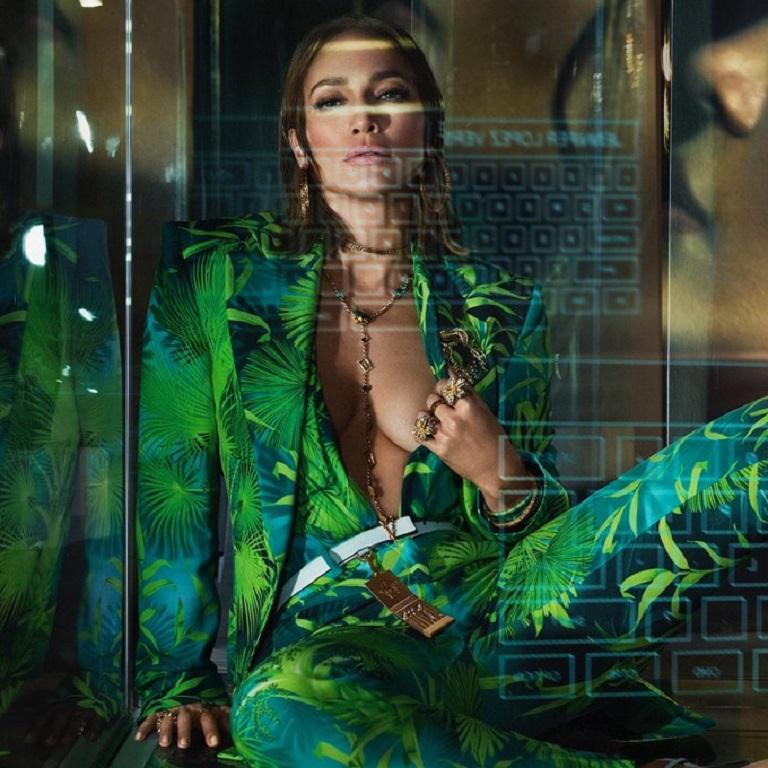 new VERSACE 2020 Runway Iconic Jungle print Medusa button green blazer IT46 L Reference: TGAS/C00179 
Brand: Versace 
Designer: Donatella Versace 
Collection: 2020 Spring Runway 
Material: Polyester 
Color: Green 
Pattern: Floral 
Closure: Button
