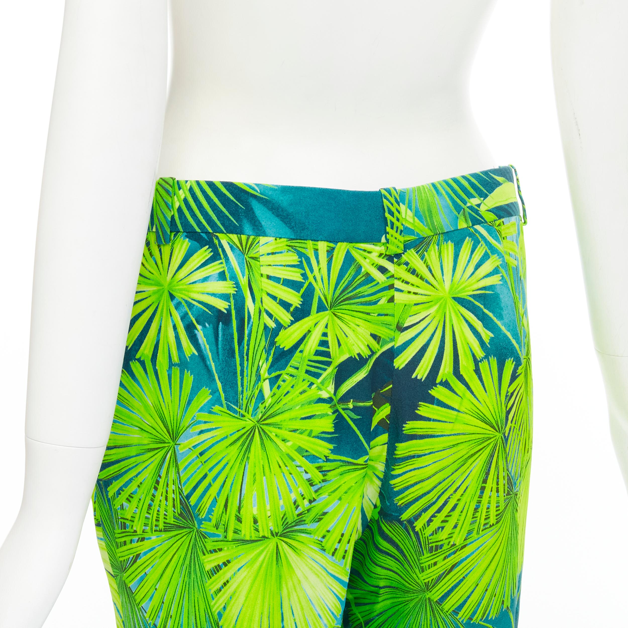 new VERSACE 2020 Runway Jlo Jungle green tropical print viscose pants IT36 XS 
Reference: TGAS/C01189 
Brand: Versace 
Designer: Donatella Versace 
Collection: 2020 Runway 
As seen on: Jennife Lopez for Campaign 
Material: Viscose 
Color: Green