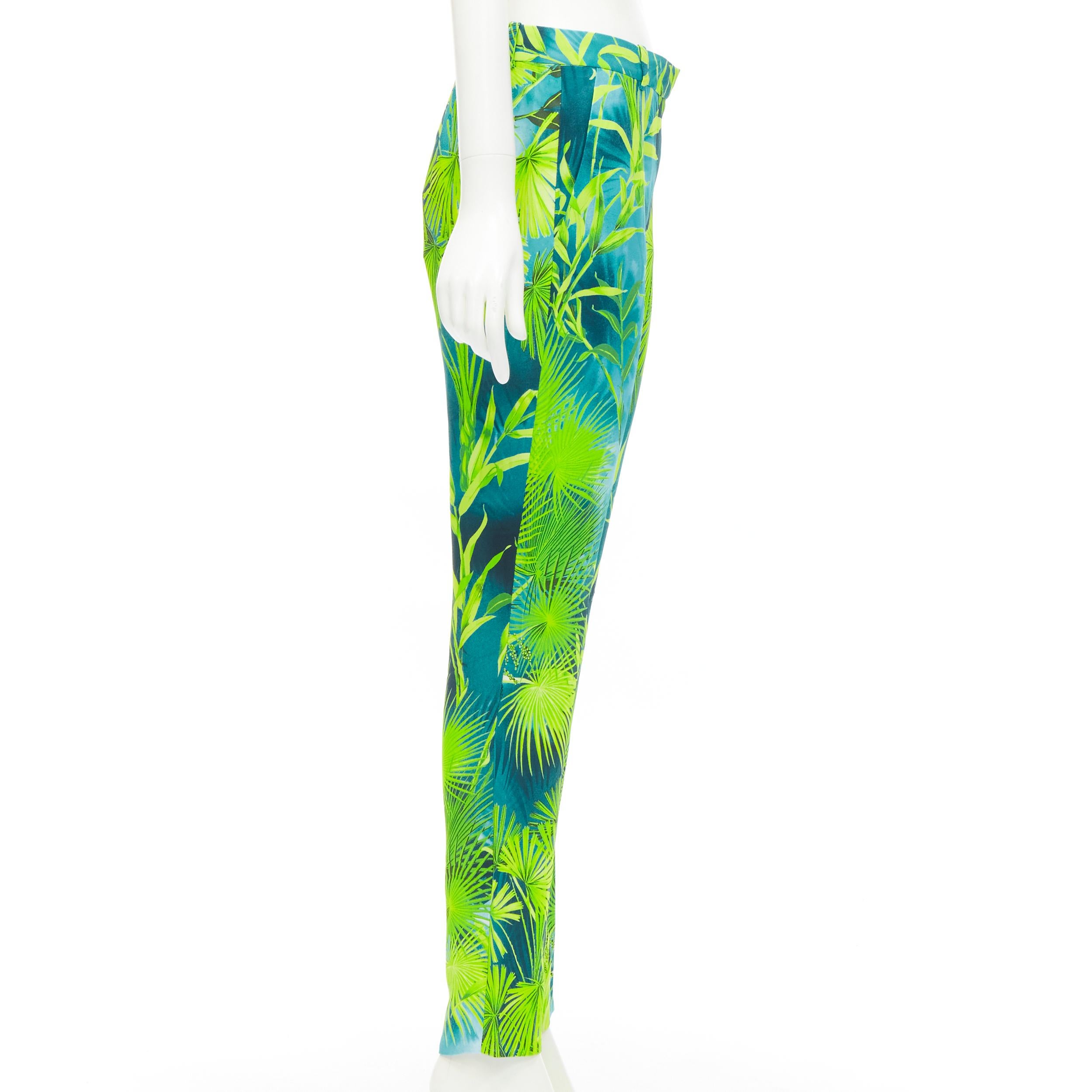 new VERSACE 2020 Runway Jlo Jungle green tropical print viscose pants IT36 XS In New Condition For Sale In Hong Kong, NT