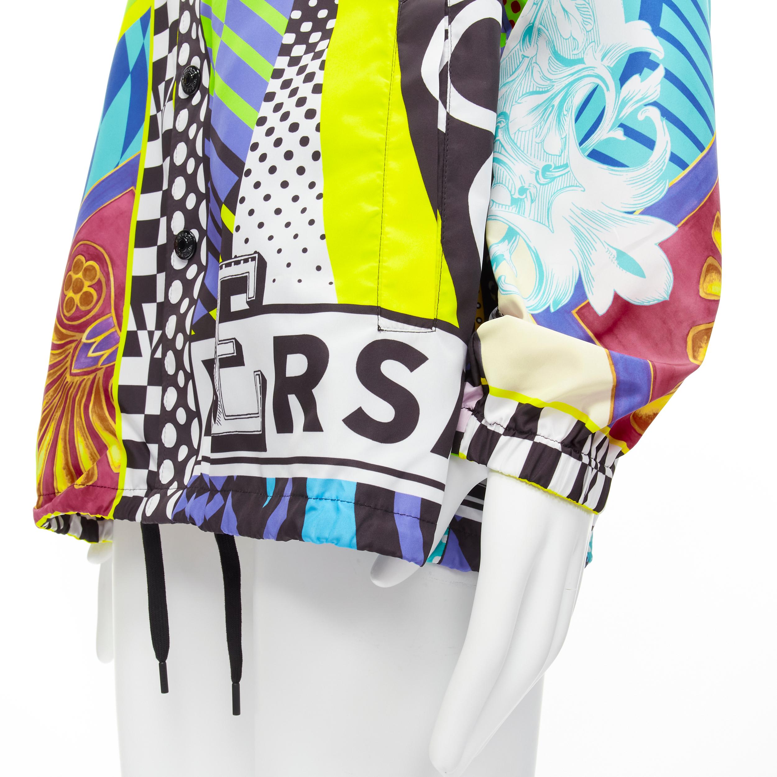 new VERSACE 2020 Runway Pop Temple nylon windbreaker over shirt jacket IT46 S
Reference: TGAS/C00121
Brand: Versace
Designer: Donatella Versace
Collection: Pop Temple Runway
Material: Nylon
Color: Multicolor
Pattern: Abstract
Closure: Button
Extra