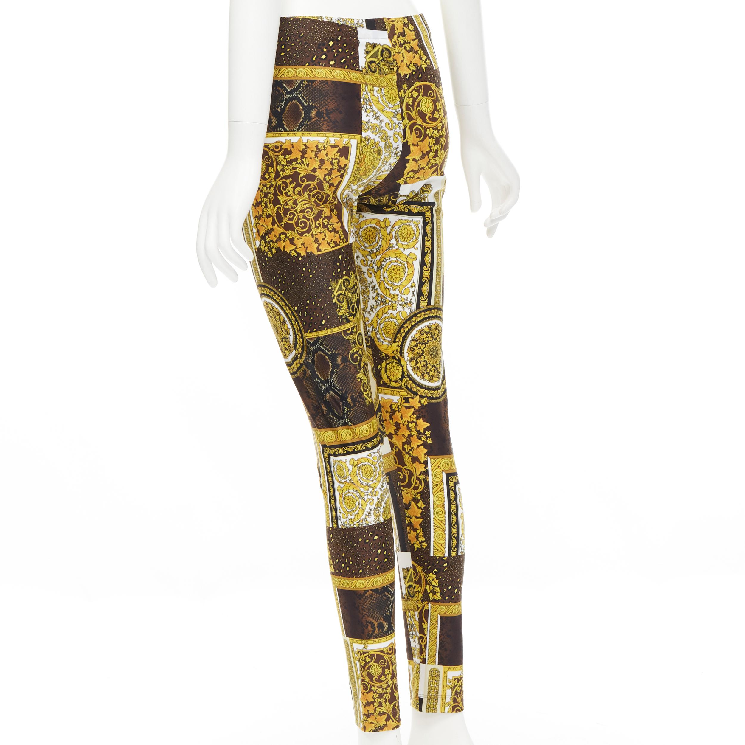 Versace - Pantalon legging extensible marron baroque à imprimé doré et mosaïque, taille IT 44 L, état neuf, 2021 en vente 1