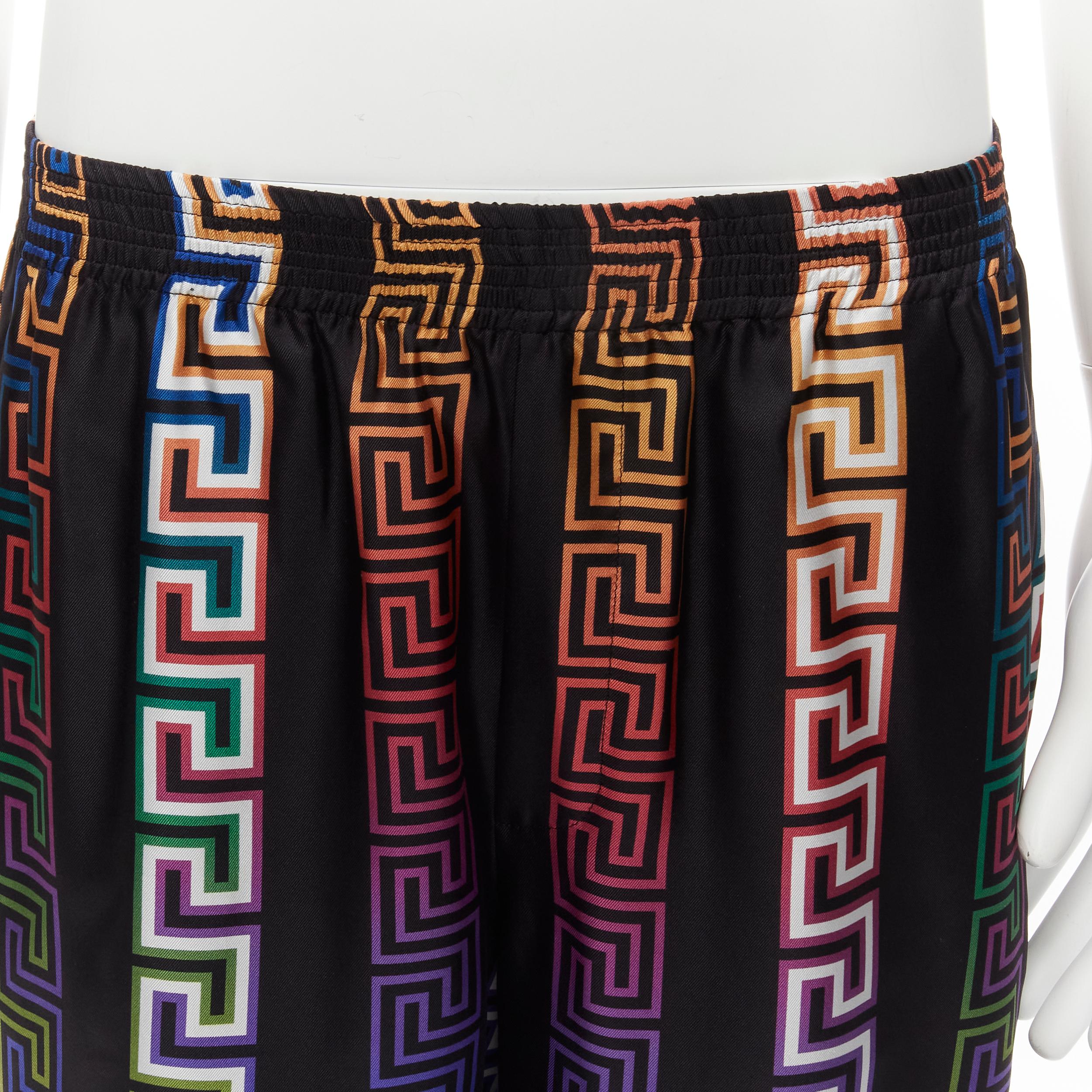 new VERSACE 2021 Runway Neon Greca black college fit silk twill shorts IT46 S
Reference: TGAS/C01817
Brand: Versace
Designer: Donatella Versace
Model: A86243 1A00967 5B020
Collection: 2021 - Runway
Material: Silk
Color: Multicolour
Pattern: