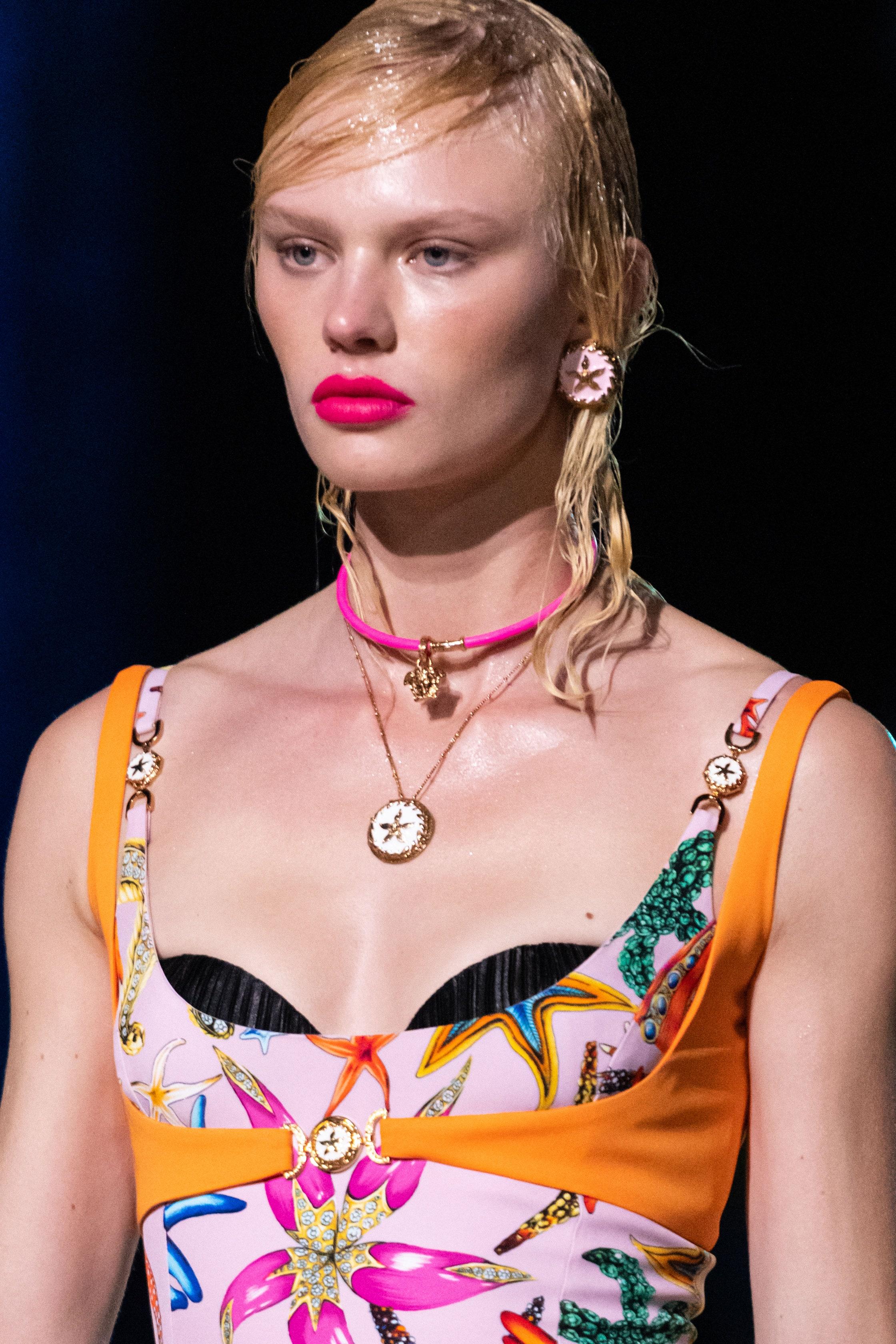 new VERSACE 2021 Runway Tresor De La Mer pink enamel gold Greca starfish earring 
Reference: TGAS/C00700 
Brand: Versace 
Designer: Donatella Versace 
Collection: Spring Summer 2021 Tresor De La Mer Runway 
Material: Metal 
Color: Pink 
Pattern: