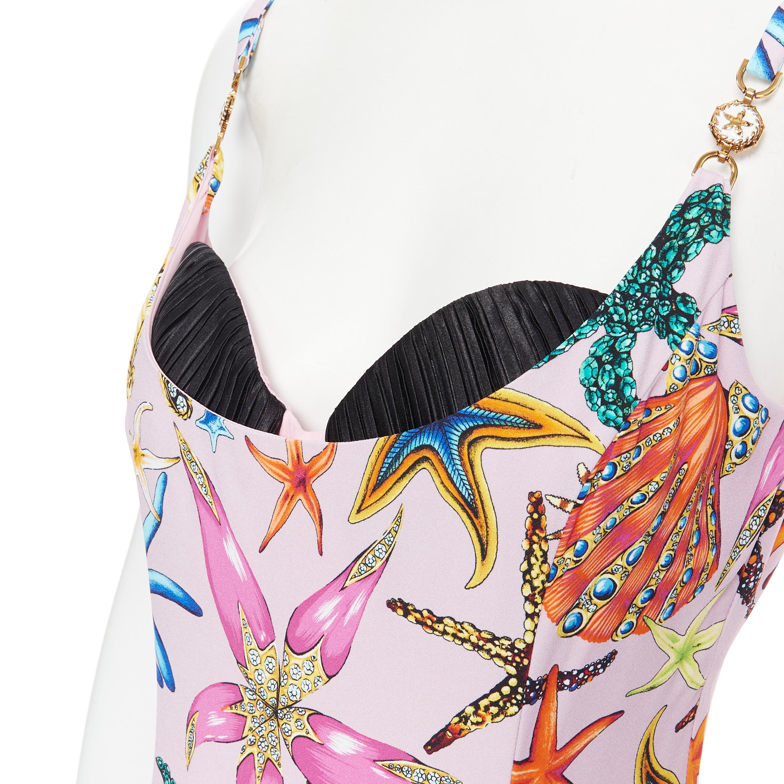new VERSACE 2021 Runway Tresor De La Mer pink Medusa flared dress IT36 XXS
Reference: TGAS/D00278
Brand: Versace
Designer: Donatella Versace
Model: A88890 101145 5P02
Collection: Spring Summer 2021 Tresor De La Mer - Runway
Material: Viscose
Color: