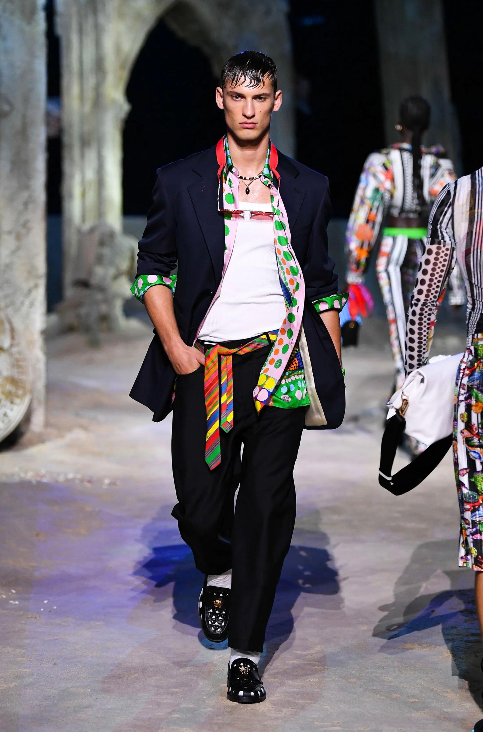 new VERSACE 2021 Runway Tresor De La Mer Pop Dot 100% silk Medusa shirt EU39 M 
Reference: TGAS/C00321 
Brand: Versace 
Designer: Donatella Versace 
Collection: Spring Summer 2020 Runway
Material: Silk 
Color: Multicolour 
Pattern: Abstract