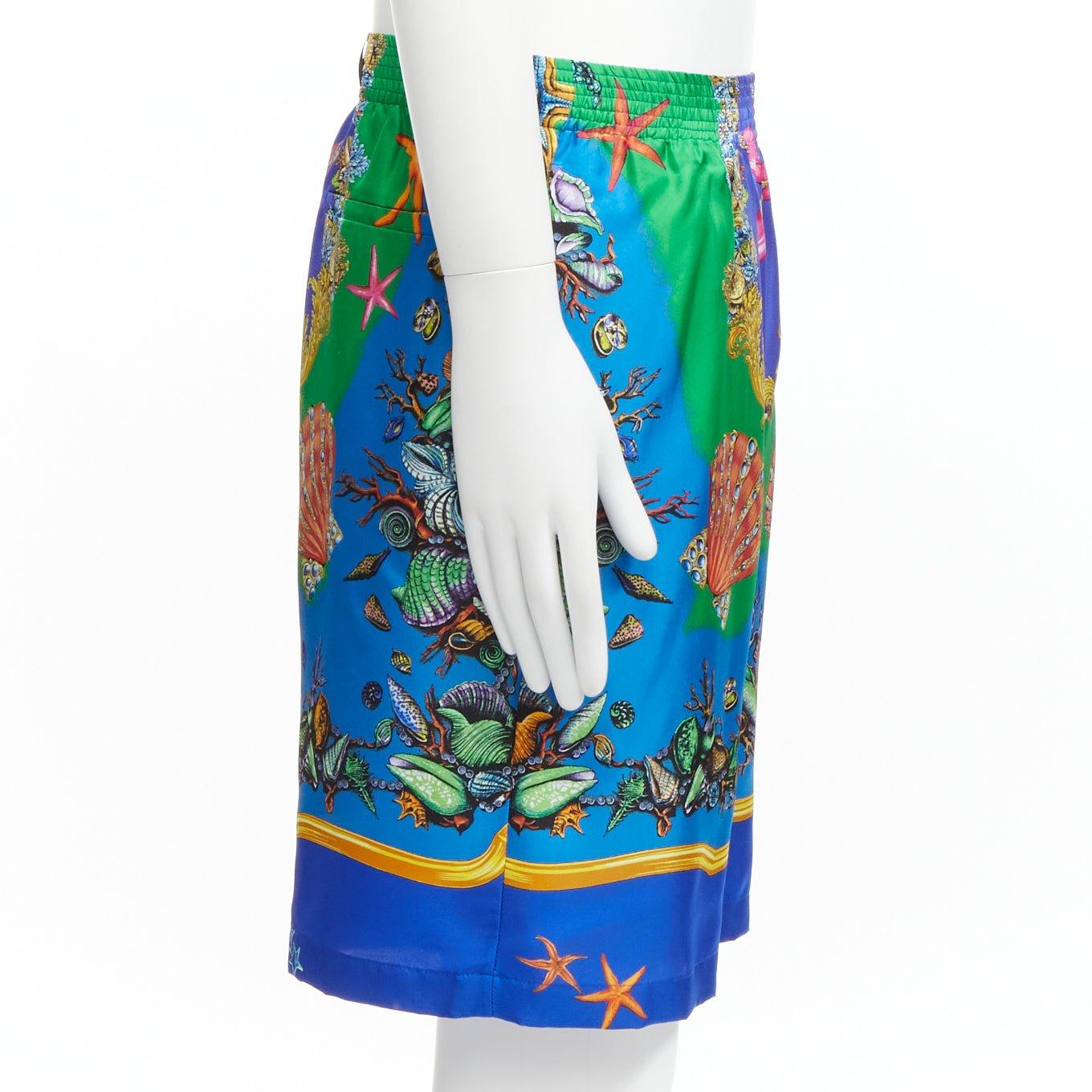new VERSACE 2021 Tresor De La Mer blue seashell print 100% silk shorts IT46 S In New Condition For Sale In Hong Kong, NT