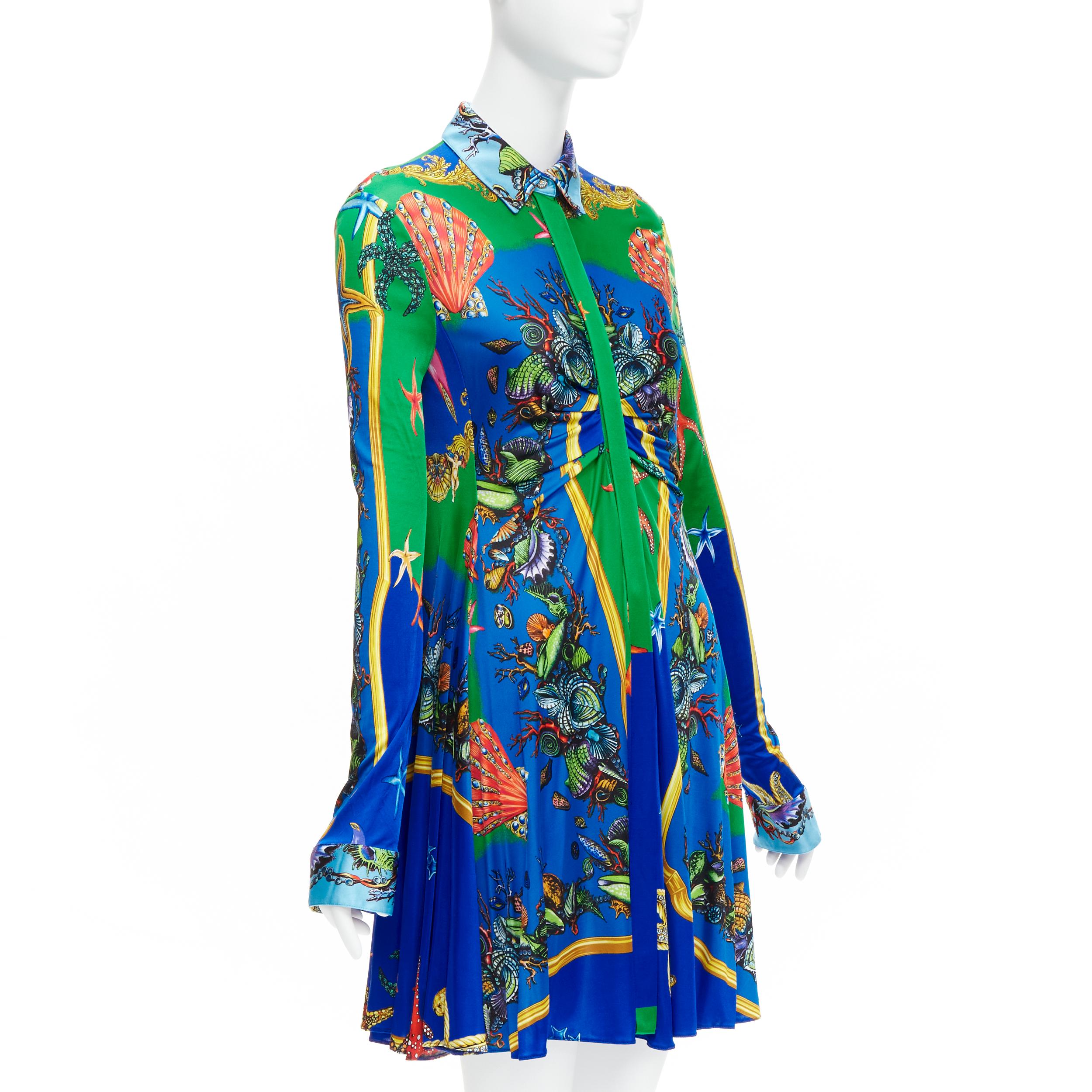 VERSACE 2021 Tresor De La Mer lässiges Kleid mit grünem, blauem Seesternenmuster IT44 L (Blau) im Angebot