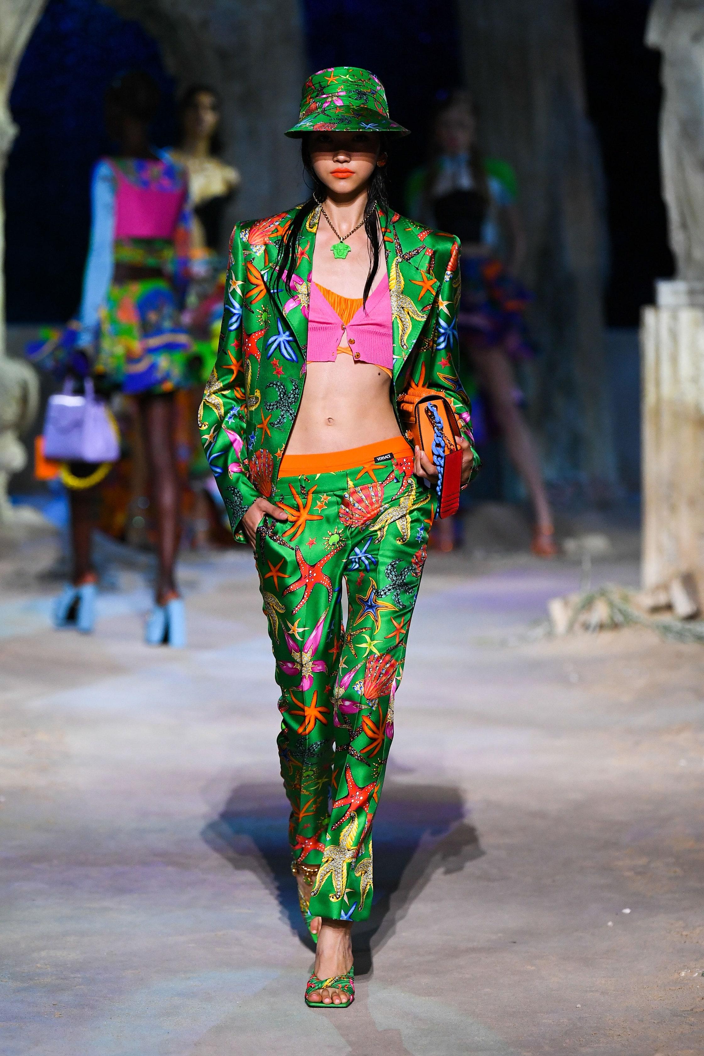 new VERSACE 2021 Tresor De La Mer Runway green starfish print pants IT38 XS 
Reference: TGAS/C00674 
Brand: Versace 
Designer: Donatella Versace 
Collection: Spring Summer 2021 Runway 
Material: Viscose 
Color: Green 
Pattern: Starfish 
Closure: Zip