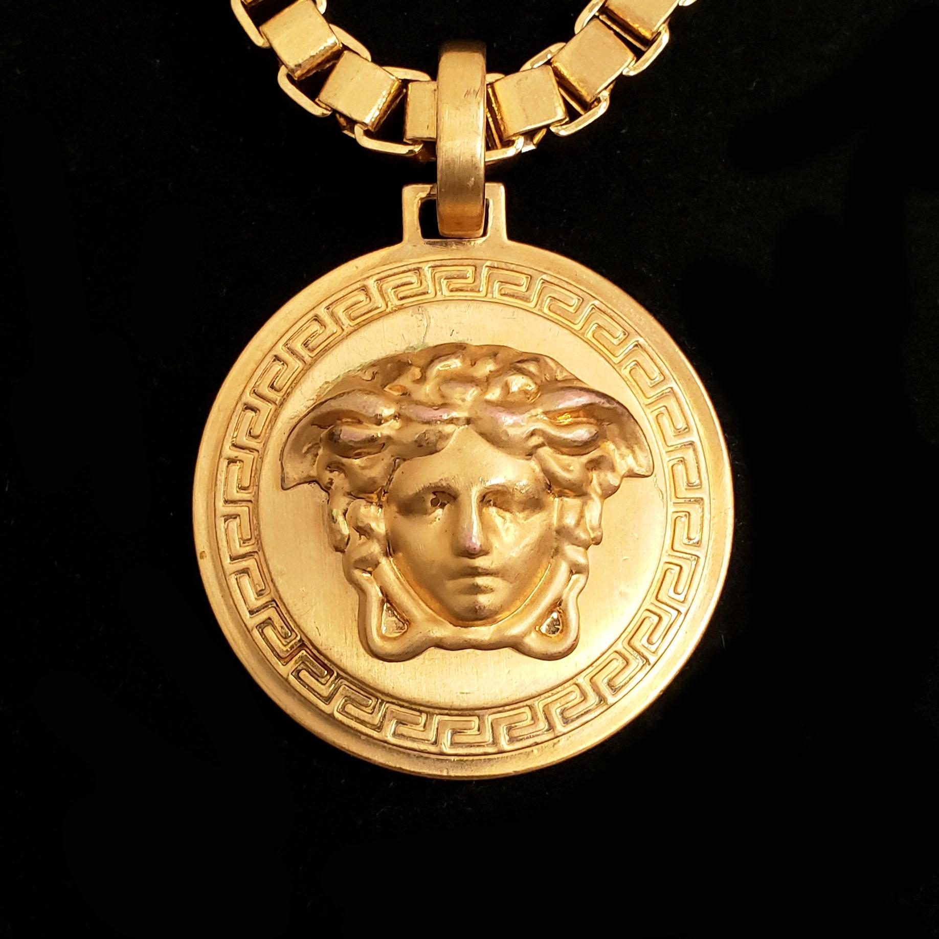 New VERSACE 24K GOLD PLATED MEDUSA CHAIN NECKLACE For Sale 1